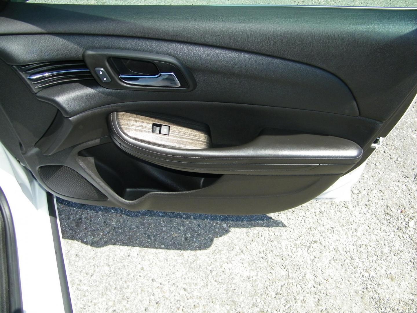 2015 White /Black Chevrolet Malibu 1LT (1G11C5SL7FF) with an 2.5L L4 DOHC 16V engine, 6-Speed Automatic transmission, located at 4000 Bee Ridge Road, Sarasota, FL, 34233, (941) 926-0300, 27.298664, -82.489151 - Photo#11