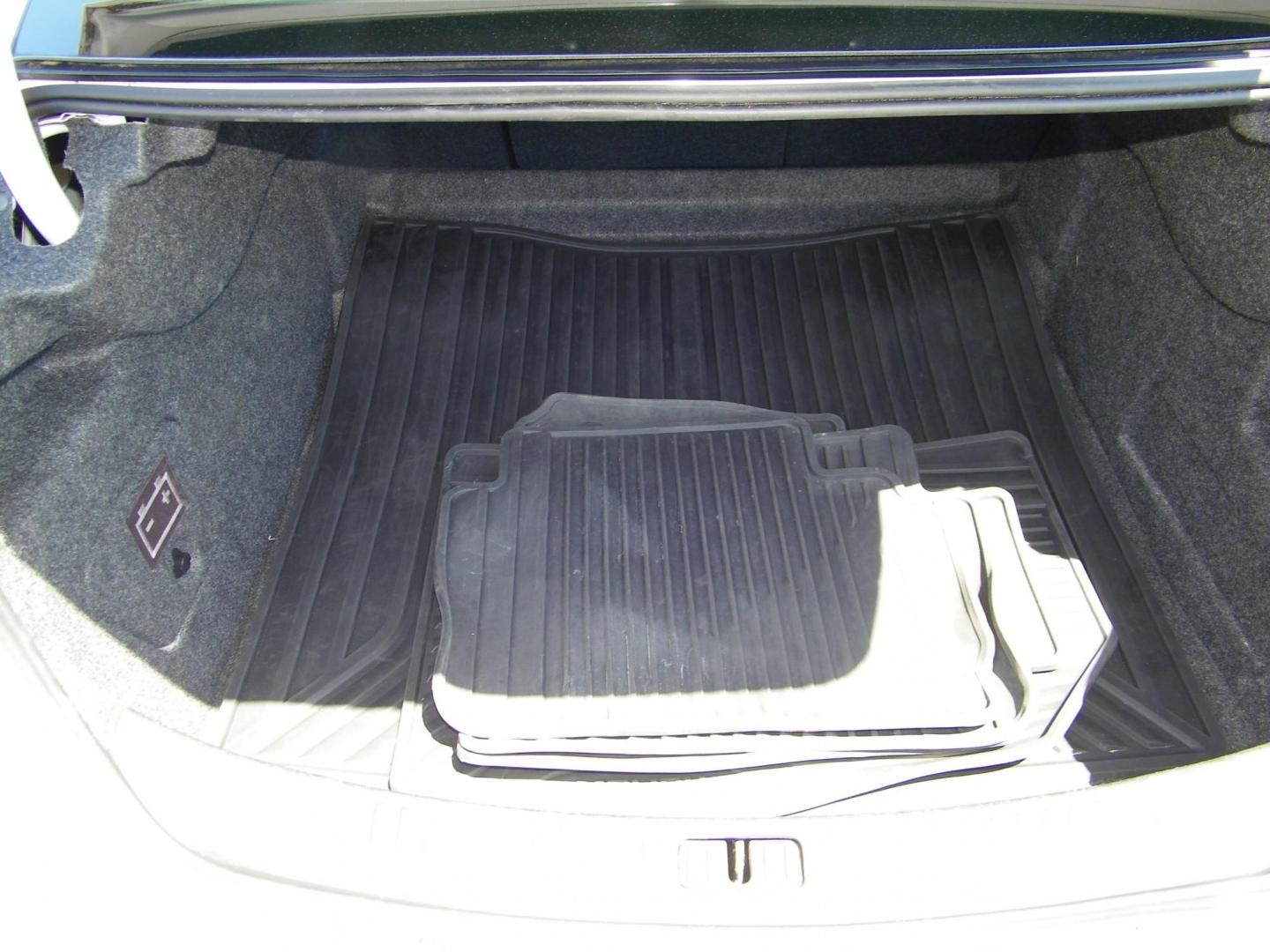 2015 White /Black Chevrolet Malibu 1LT (1G11C5SL7FF) with an 2.5L L4 DOHC 16V engine, 6-Speed Automatic transmission, located at 4000 Bee Ridge Road, Sarasota, FL, 34233, (941) 926-0300, 27.298664, -82.489151 - Photo#9