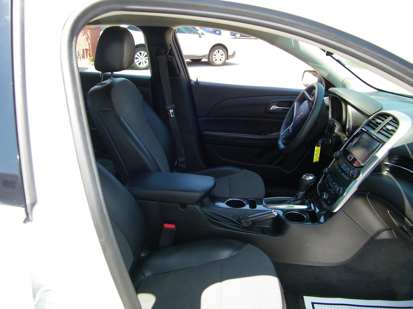 2015 White /Black Chevrolet Malibu 1LT (1G11C5SL7FF) with an 2.5L L4 DOHC 16V engine, 6-Speed Automatic transmission, located at 4000 Bee Ridge Road, Sarasota, FL, 34233, (941) 926-0300, 27.298664, -82.489151 - Photo#12