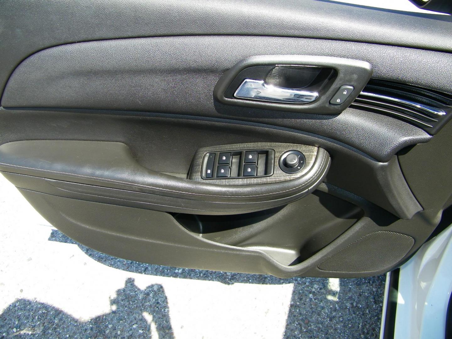 2015 White /Black Chevrolet Malibu 1LT (1G11C5SL7FF) with an 2.5L L4 DOHC 16V engine, 6-Speed Automatic transmission, located at 4000 Bee Ridge Road, Sarasota, FL, 34233, (941) 926-0300, 27.298664, -82.489151 - Photo#16