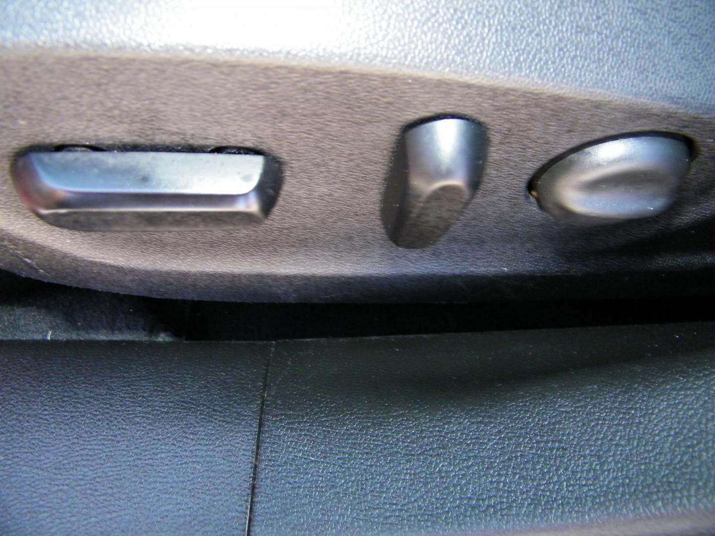 2015 White /Black Chevrolet Malibu 1LT (1G11C5SL7FF) with an 2.5L L4 DOHC 16V engine, 6-Speed Automatic transmission, located at 4000 Bee Ridge Road, Sarasota, FL, 34233, (941) 926-0300, 27.298664, -82.489151 - Photo#14