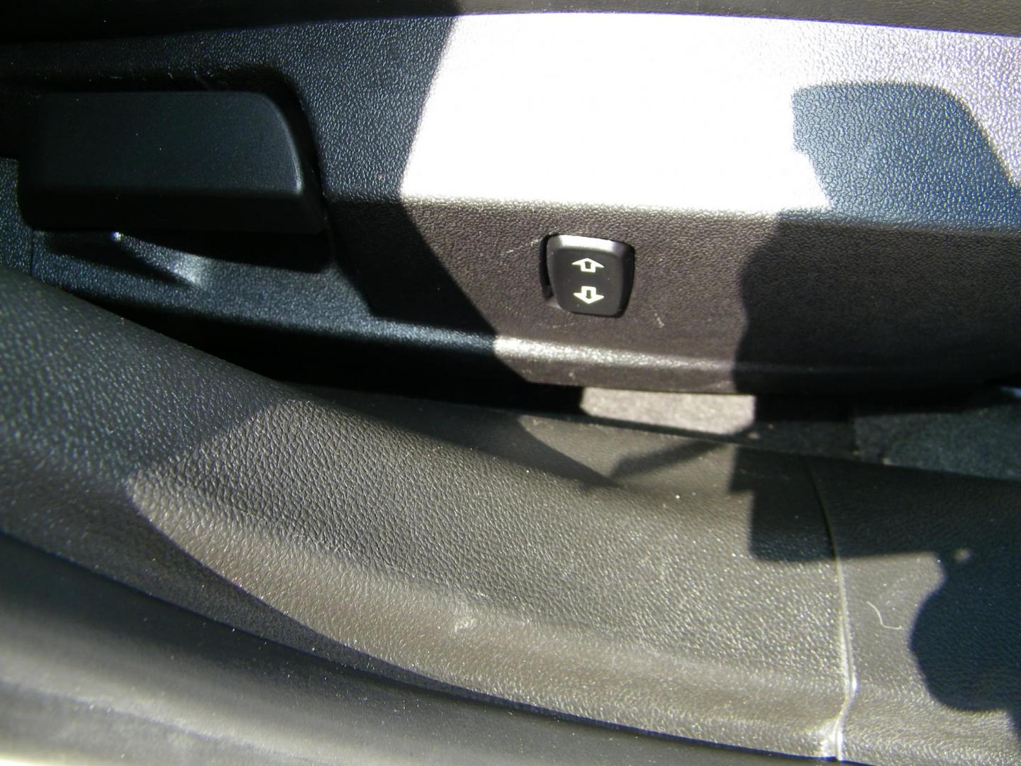 2015 White /Black Chevrolet Malibu 1LT (1G11C5SL7FF) with an 2.5L L4 DOHC 16V engine, 6-Speed Automatic transmission, located at 4000 Bee Ridge Road, Sarasota, FL, 34233, (941) 926-0300, 27.298664, -82.489151 - Photo#13