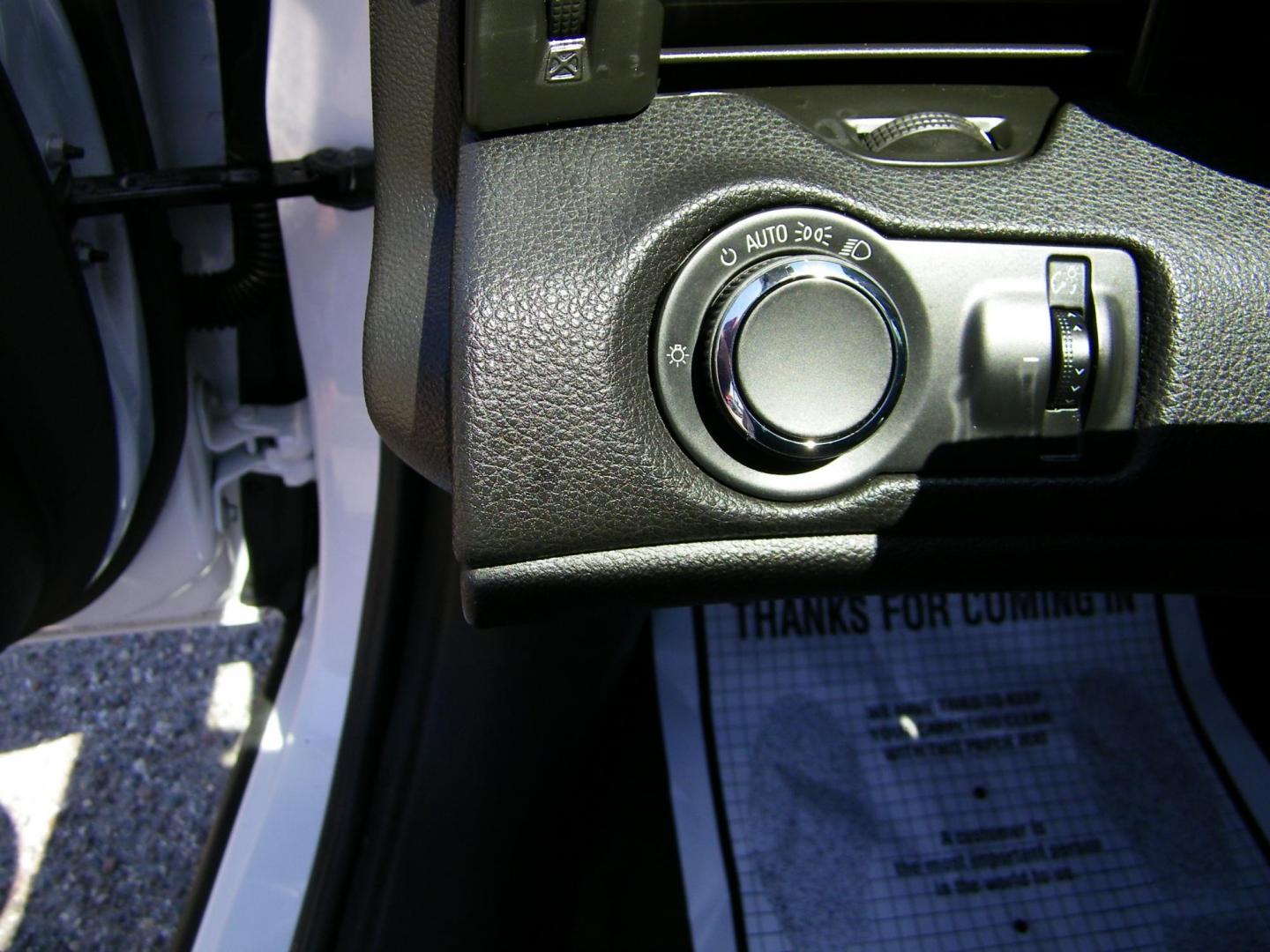 2015 White /Black Chevrolet Malibu 1LT (1G11C5SL7FF) with an 2.5L L4 DOHC 16V engine, 6-Speed Automatic transmission, located at 4000 Bee Ridge Road, Sarasota, FL, 34233, (941) 926-0300, 27.298664, -82.489151 - Photo#17