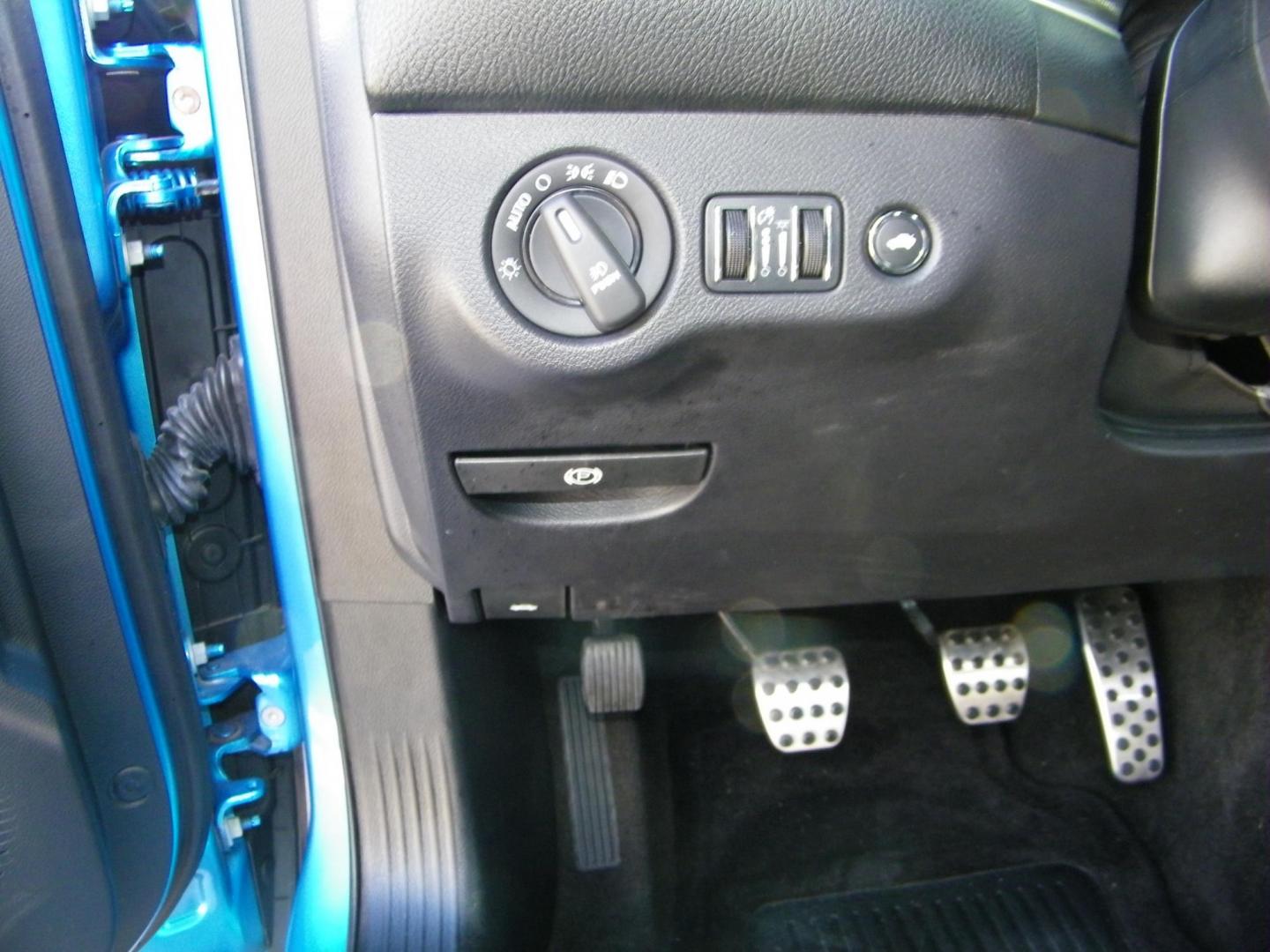 2015 Blue /Black Dodge Challenger R/T Plus (2C3CDZBT5FH) with an 5.7L V8 OHV 16V engine, Manual transmission, located at 4000 Bee Ridge Road, Sarasota, FL, 34233, (941) 926-0300, 27.298664, -82.489151 - Photo#17