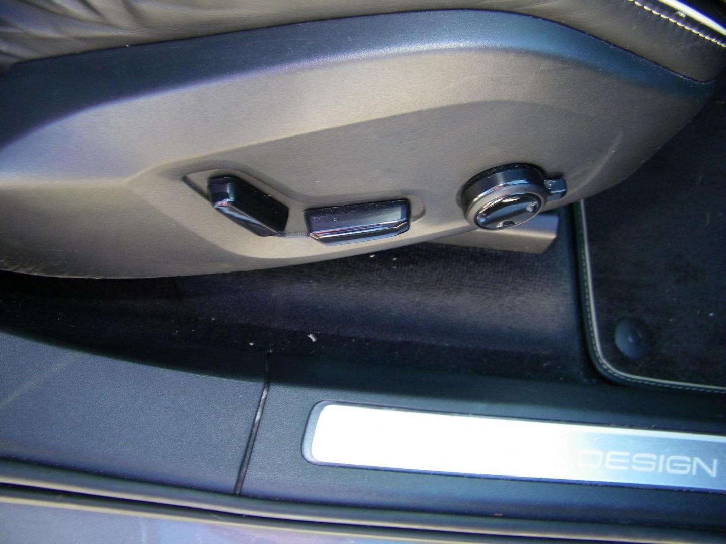 2019 Grey /Gray Volvo XC90 T8 R-Design Twin Engine Plug-In Hybrid (YV4BR0CM9K1) with an 2.0L L4 DOHC 16V HYBRID engine, Automatic transmission, located at 4000 Bee Ridge Road, Sarasota, FL, 34233, (941) 926-0300, 27.298664, -82.489151 - Photo#18