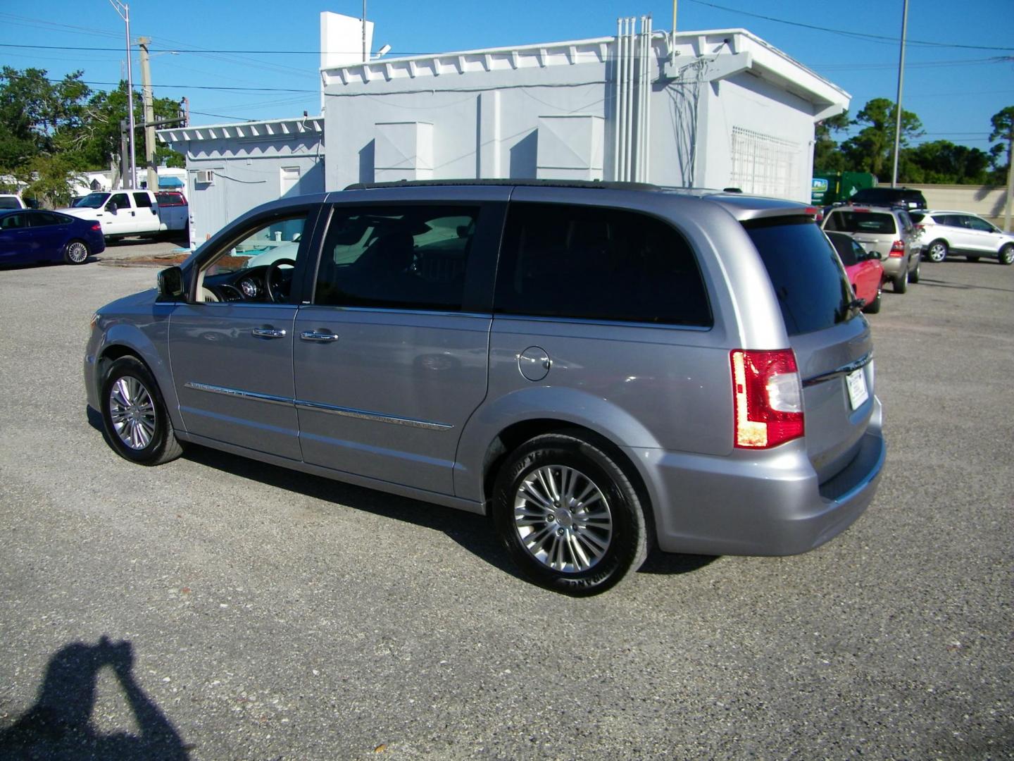 2013 Silver /Grey Chrysler Town & Country Touring-L (2C4RC1CG1DR) with an 3.6L V6 DOHC 24V engine, 6-Speed Automatic transmission, located at 4000 Bee Ridge Road, Sarasota, FL, 34233, (941) 926-0300, 27.298664, -82.489151 - Photo#3