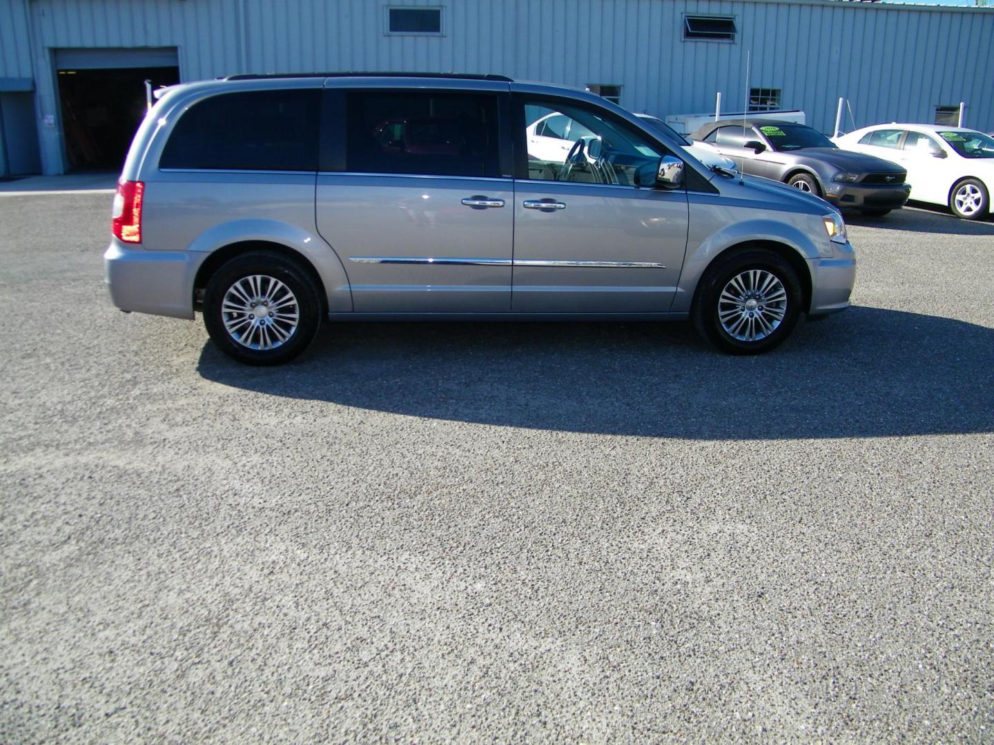 2013 Silver /Grey Chrysler Town & Country Touring-L (2C4RC1CG1DR) with an 3.6L V6 DOHC 24V engine, 6-Speed Automatic transmission, located at 4000 Bee Ridge Road, Sarasota, FL, 34233, (941) 926-0300, 27.298664, -82.489151 - Photo#7