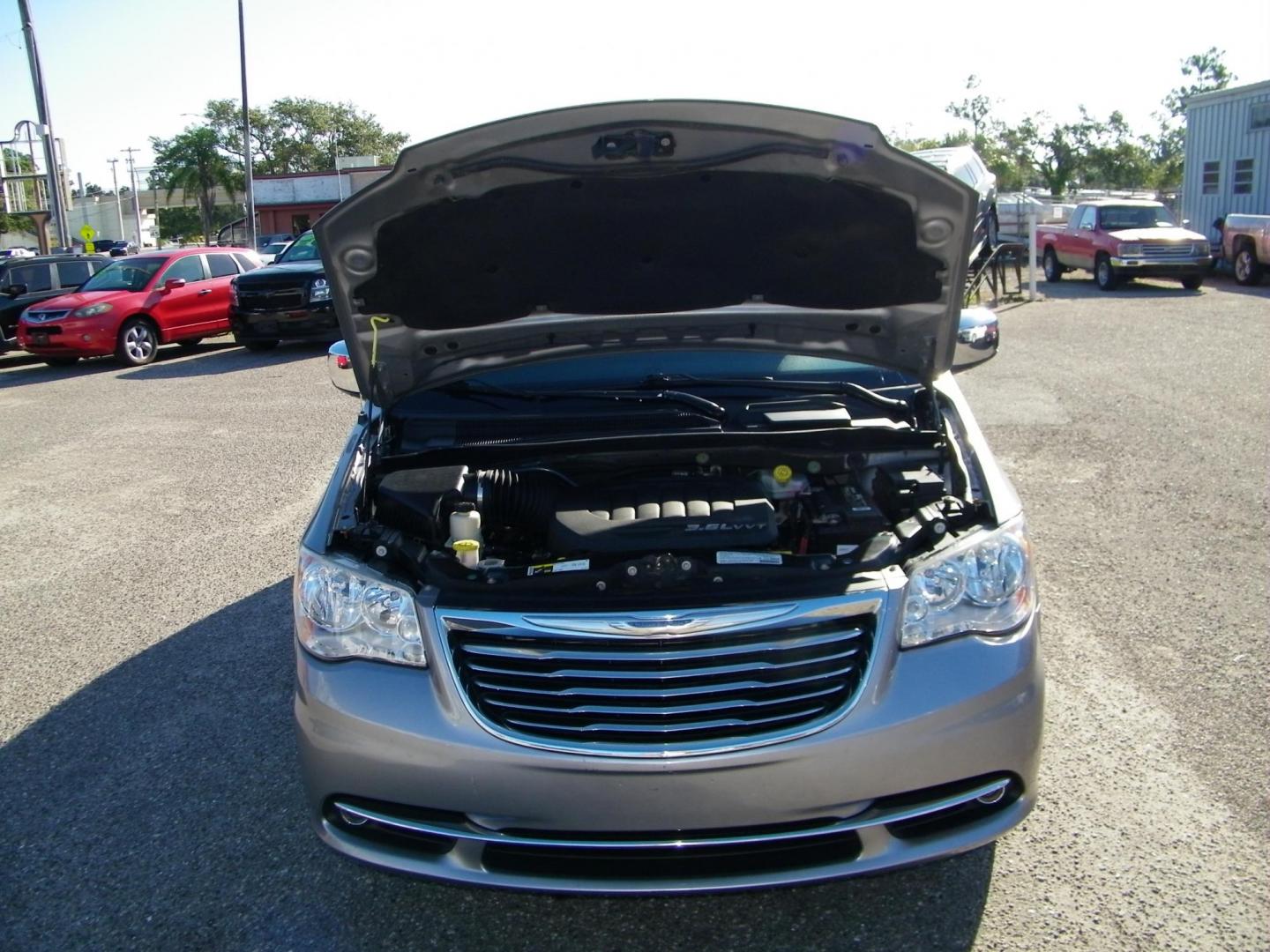 2013 Silver /Grey Chrysler Town & Country Touring-L (2C4RC1CG1DR) with an 3.6L V6 DOHC 24V engine, 6-Speed Automatic transmission, located at 4000 Bee Ridge Road, Sarasota, FL, 34233, (941) 926-0300, 27.298664, -82.489151 - Photo#9