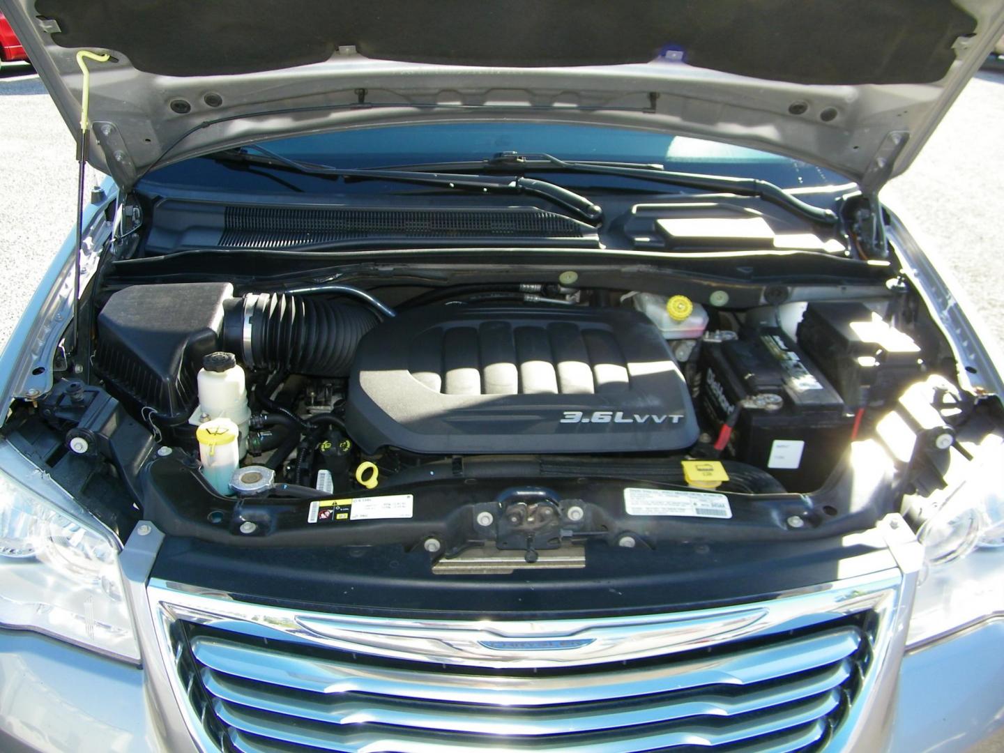 2013 Silver /Grey Chrysler Town & Country Touring-L (2C4RC1CG1DR) with an 3.6L V6 DOHC 24V engine, 6-Speed Automatic transmission, located at 4000 Bee Ridge Road, Sarasota, FL, 34233, (941) 926-0300, 27.298664, -82.489151 - Photo#10