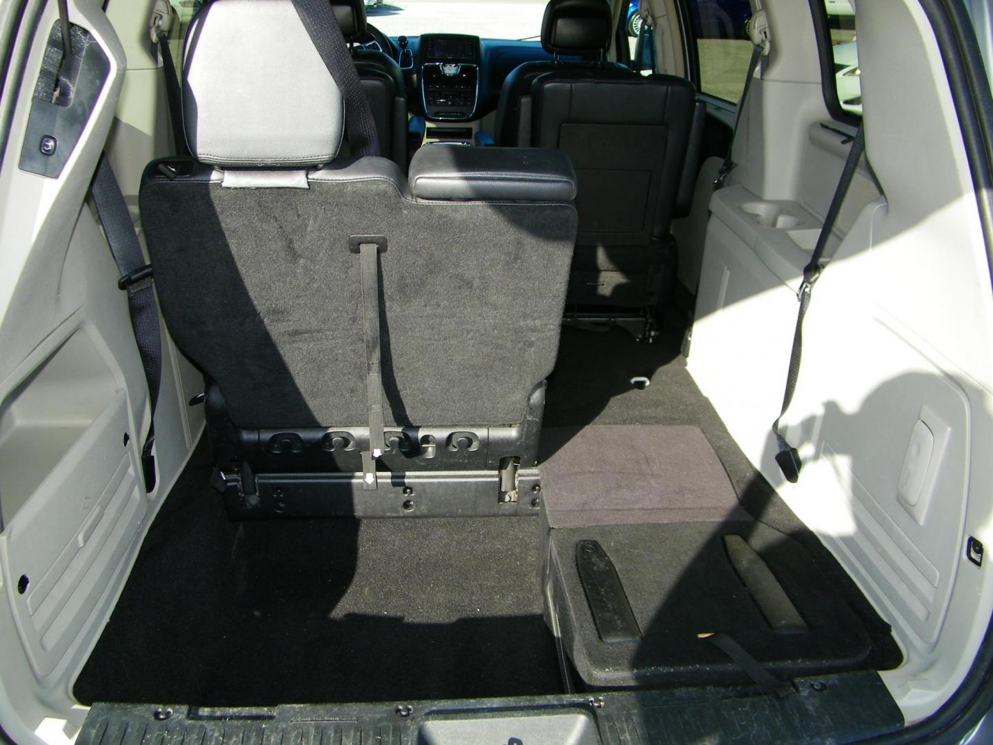 2013 Silver /Grey Chrysler Town & Country Touring-L (2C4RC1CG1DR) with an 3.6L V6 DOHC 24V engine, 6-Speed Automatic transmission, located at 4000 Bee Ridge Road, Sarasota, FL, 34233, (941) 926-0300, 27.298664, -82.489151 - Photo#12