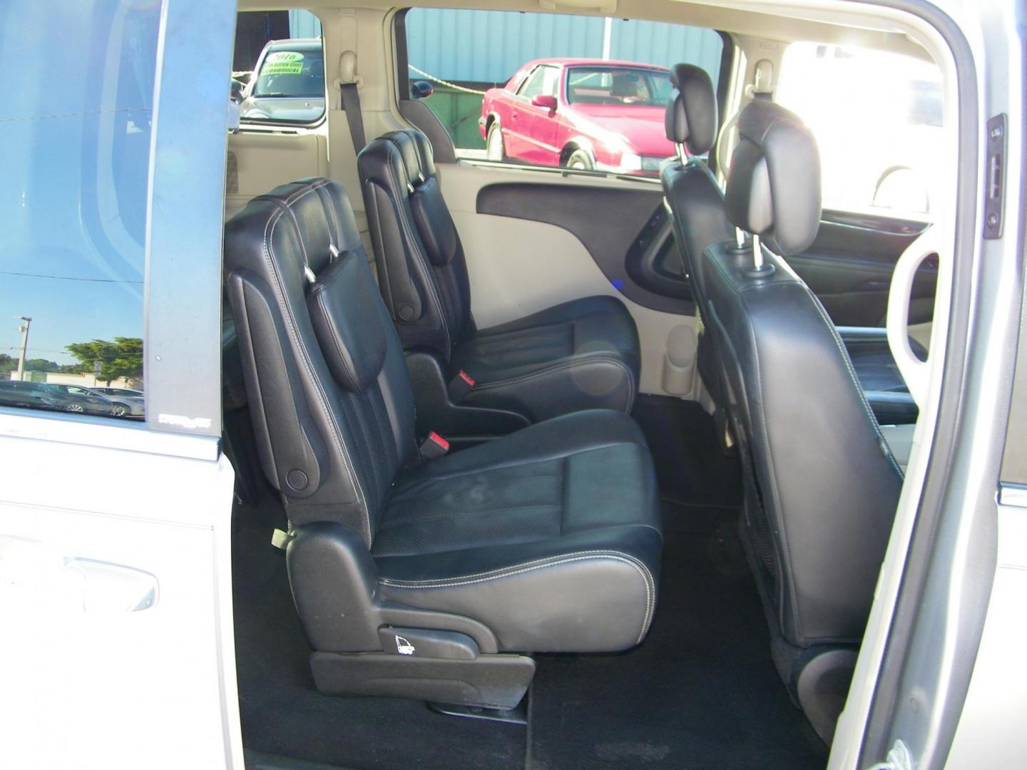 2013 Silver /Grey Chrysler Town & Country Touring-L (2C4RC1CG1DR) with an 3.6L V6 DOHC 24V engine, 6-Speed Automatic transmission, located at 4000 Bee Ridge Road, Sarasota, FL, 34233, (941) 926-0300, 27.298664, -82.489151 - Photo#13