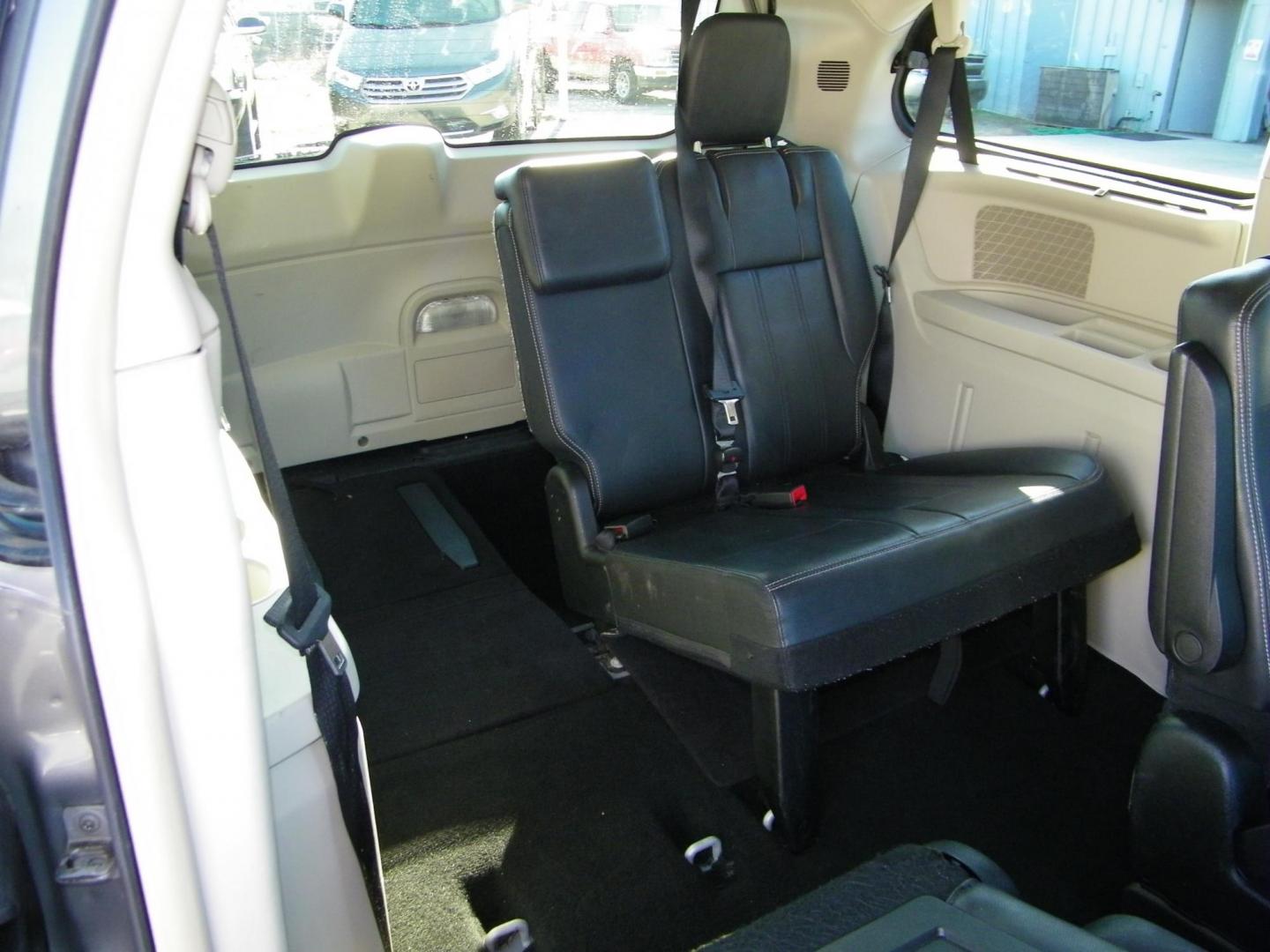 2013 Silver /Grey Chrysler Town & Country Touring-L (2C4RC1CG1DR) with an 3.6L V6 DOHC 24V engine, 6-Speed Automatic transmission, located at 4000 Bee Ridge Road, Sarasota, FL, 34233, (941) 926-0300, 27.298664, -82.489151 - Photo#14