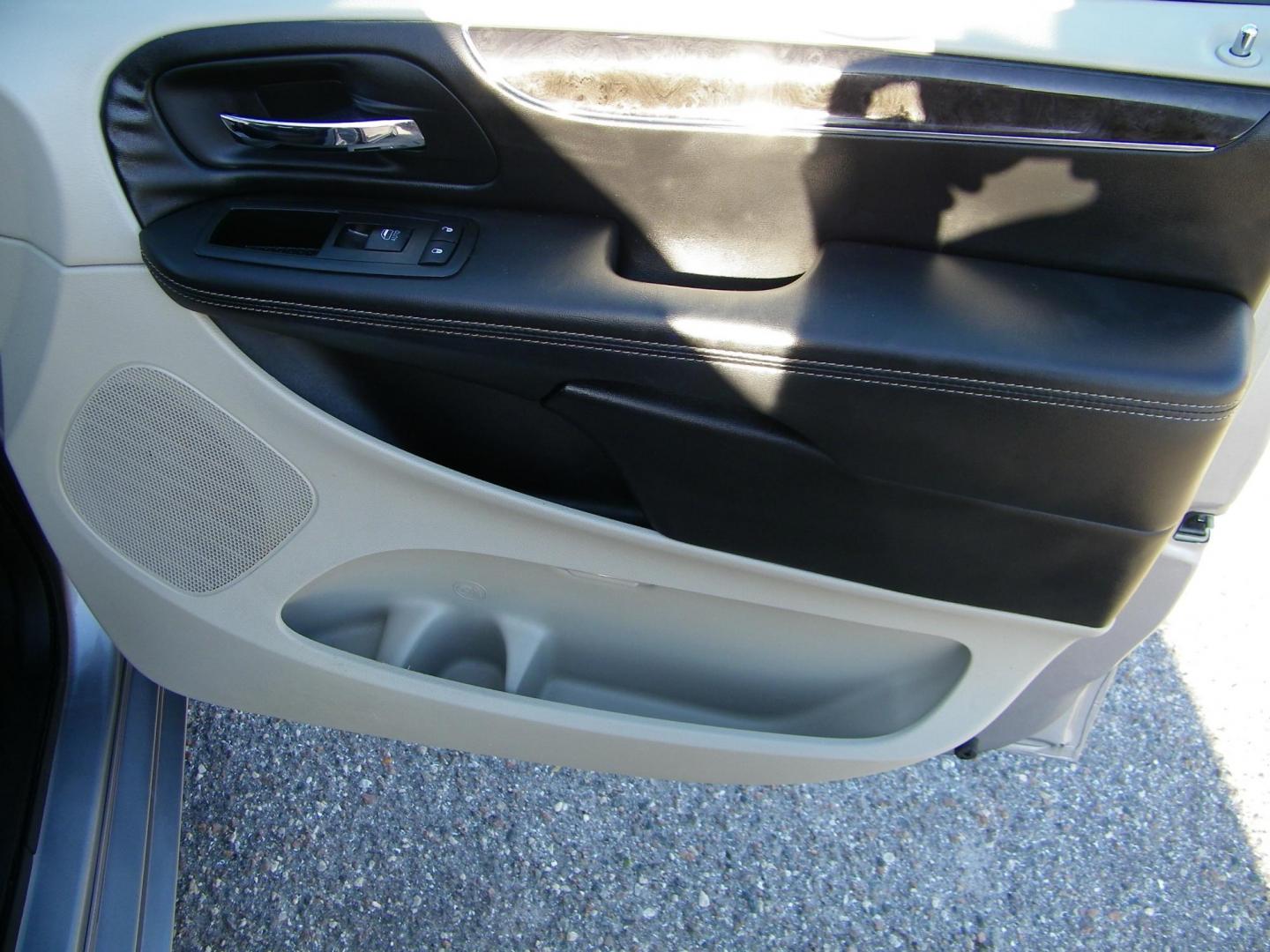 2013 Silver /Grey Chrysler Town & Country Touring-L (2C4RC1CG1DR) with an 3.6L V6 DOHC 24V engine, 6-Speed Automatic transmission, located at 4000 Bee Ridge Road, Sarasota, FL, 34233, (941) 926-0300, 27.298664, -82.489151 - Photo#15