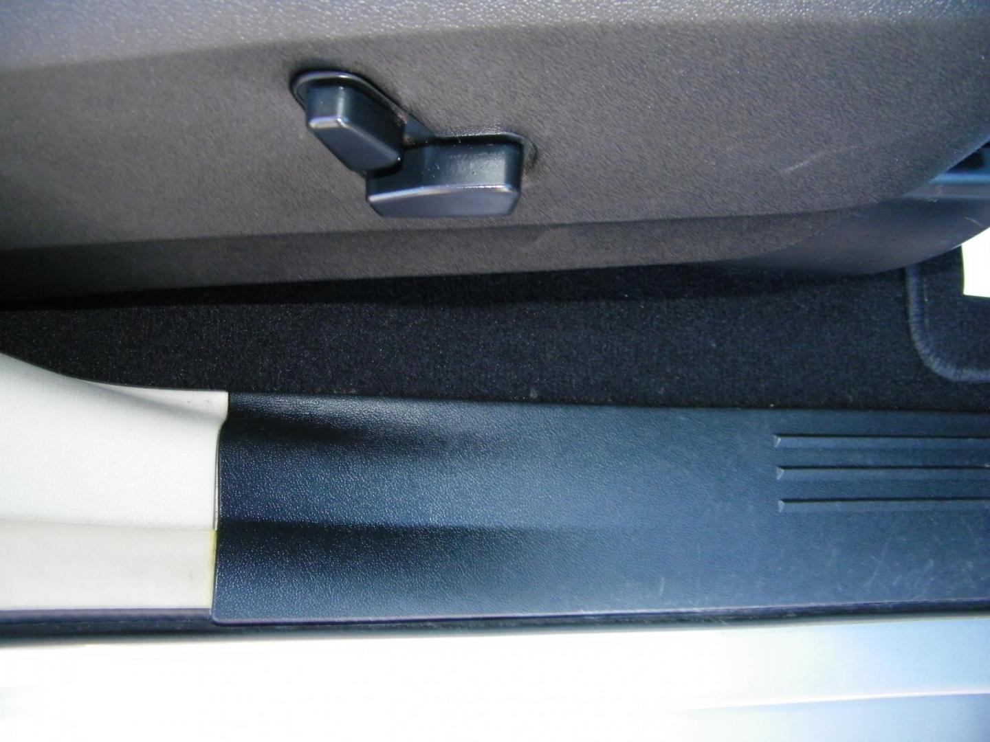 2013 Silver /Grey Chrysler Town & Country Touring-L (2C4RC1CG1DR) with an 3.6L V6 DOHC 24V engine, 6-Speed Automatic transmission, located at 4000 Bee Ridge Road, Sarasota, FL, 34233, (941) 926-0300, 27.298664, -82.489151 - Photo#16