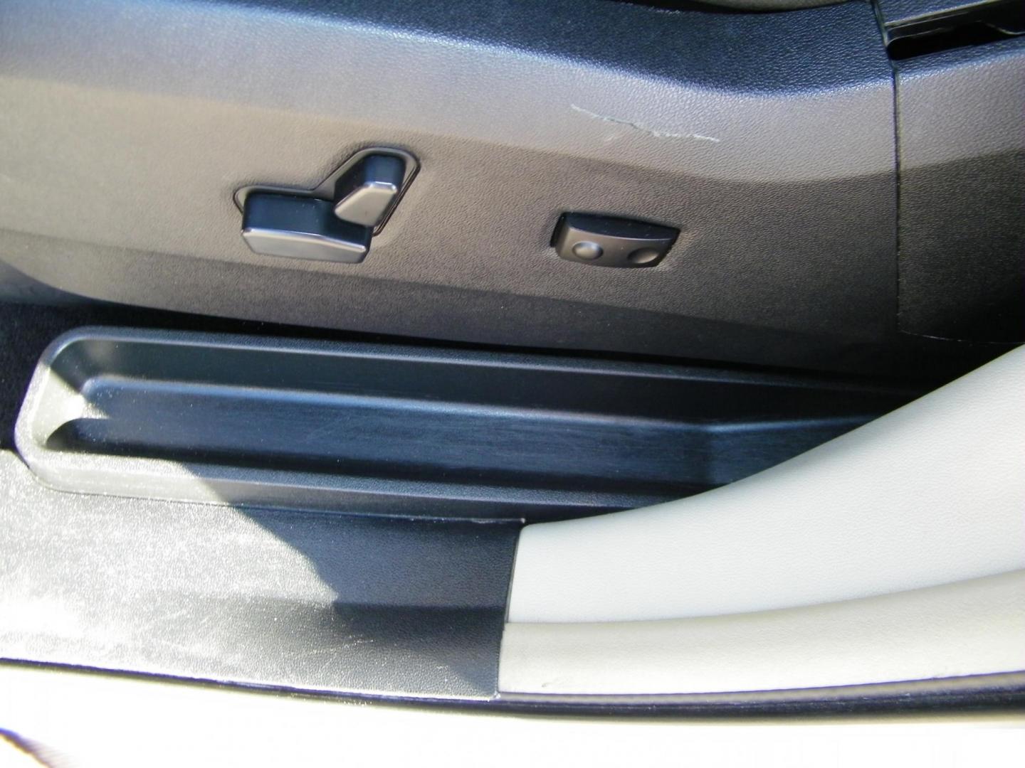 2013 Silver /Grey Chrysler Town & Country Touring-L (2C4RC1CG1DR) with an 3.6L V6 DOHC 24V engine, 6-Speed Automatic transmission, located at 4000 Bee Ridge Road, Sarasota, FL, 34233, (941) 926-0300, 27.298664, -82.489151 - Photo#18