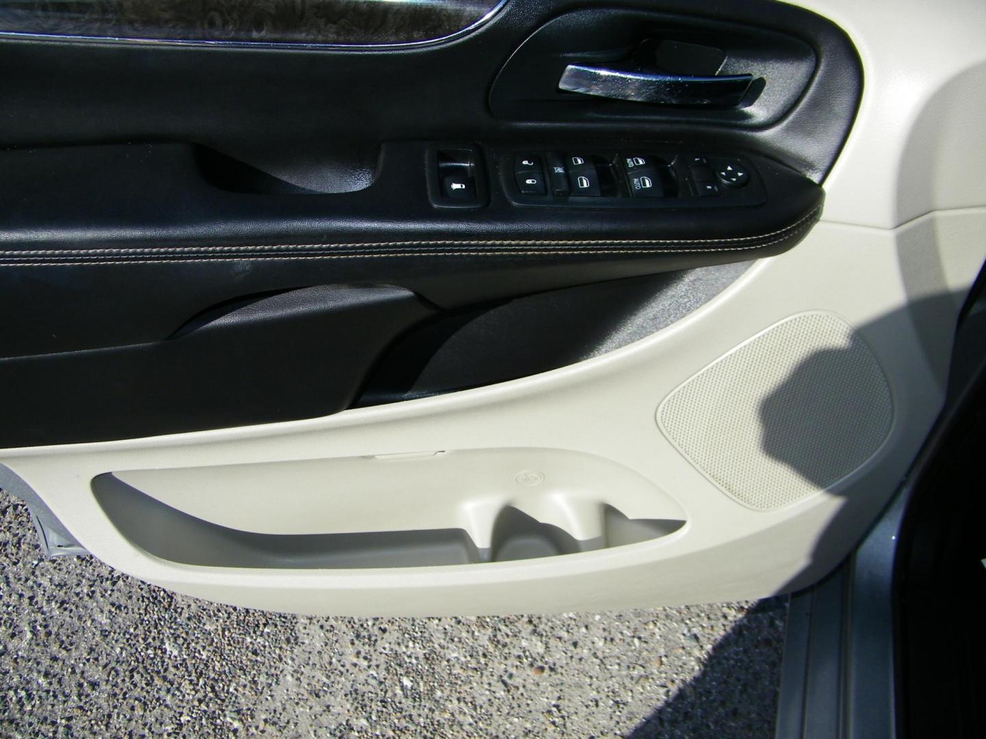 2013 Silver /Grey Chrysler Town & Country Touring-L (2C4RC1CG1DR) with an 3.6L V6 DOHC 24V engine, 6-Speed Automatic transmission, located at 4000 Bee Ridge Road, Sarasota, FL, 34233, (941) 926-0300, 27.298664, -82.489151 - Photo#19