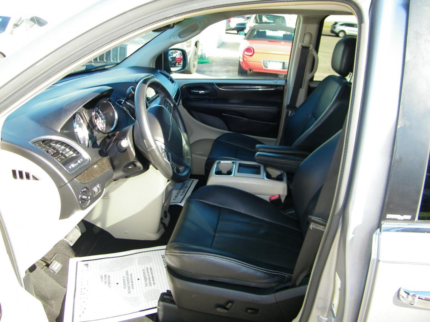 2013 Silver /Grey Chrysler Town & Country Touring-L (2C4RC1CG1DR) with an 3.6L V6 DOHC 24V engine, 6-Speed Automatic transmission, located at 4000 Bee Ridge Road, Sarasota, FL, 34233, (941) 926-0300, 27.298664, -82.489151 - Photo#20