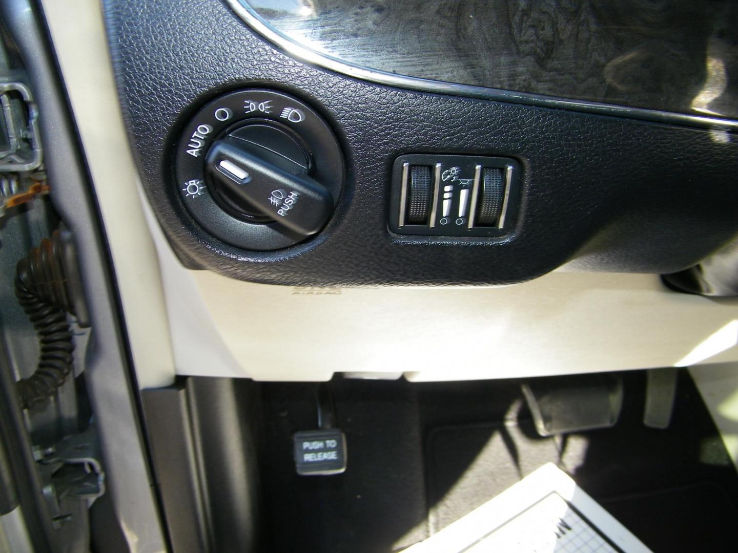 2013 Silver /Grey Chrysler Town & Country Touring-L (2C4RC1CG1DR) with an 3.6L V6 DOHC 24V engine, 6-Speed Automatic transmission, located at 4000 Bee Ridge Road, Sarasota, FL, 34233, (941) 926-0300, 27.298664, -82.489151 - Photo#21