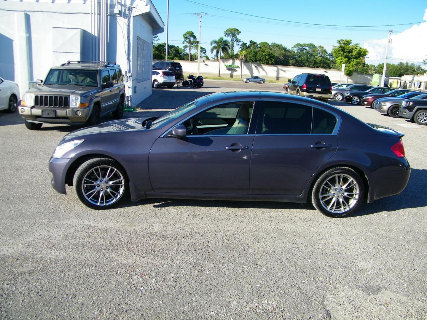 2009 Grey /Grey Infiniti G Sedan G37 (JNKCV61E09M) with an 3.7L V6 DOHC 24V engine, 5-Speed Automatic transmission, located at 4000 Bee Ridge Road, Sarasota, FL, 34233, (941) 926-0300, 27.298664, -82.489151 - Photo#2