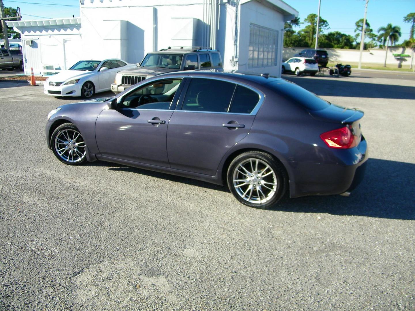 2009 Grey /Grey Infiniti G Sedan G37 (JNKCV61E09M) with an 3.7L V6 DOHC 24V engine, 5-Speed Automatic transmission, located at 4000 Bee Ridge Road, Sarasota, FL, 34233, (941) 926-0300, 27.298664, -82.489151 - Photo#3