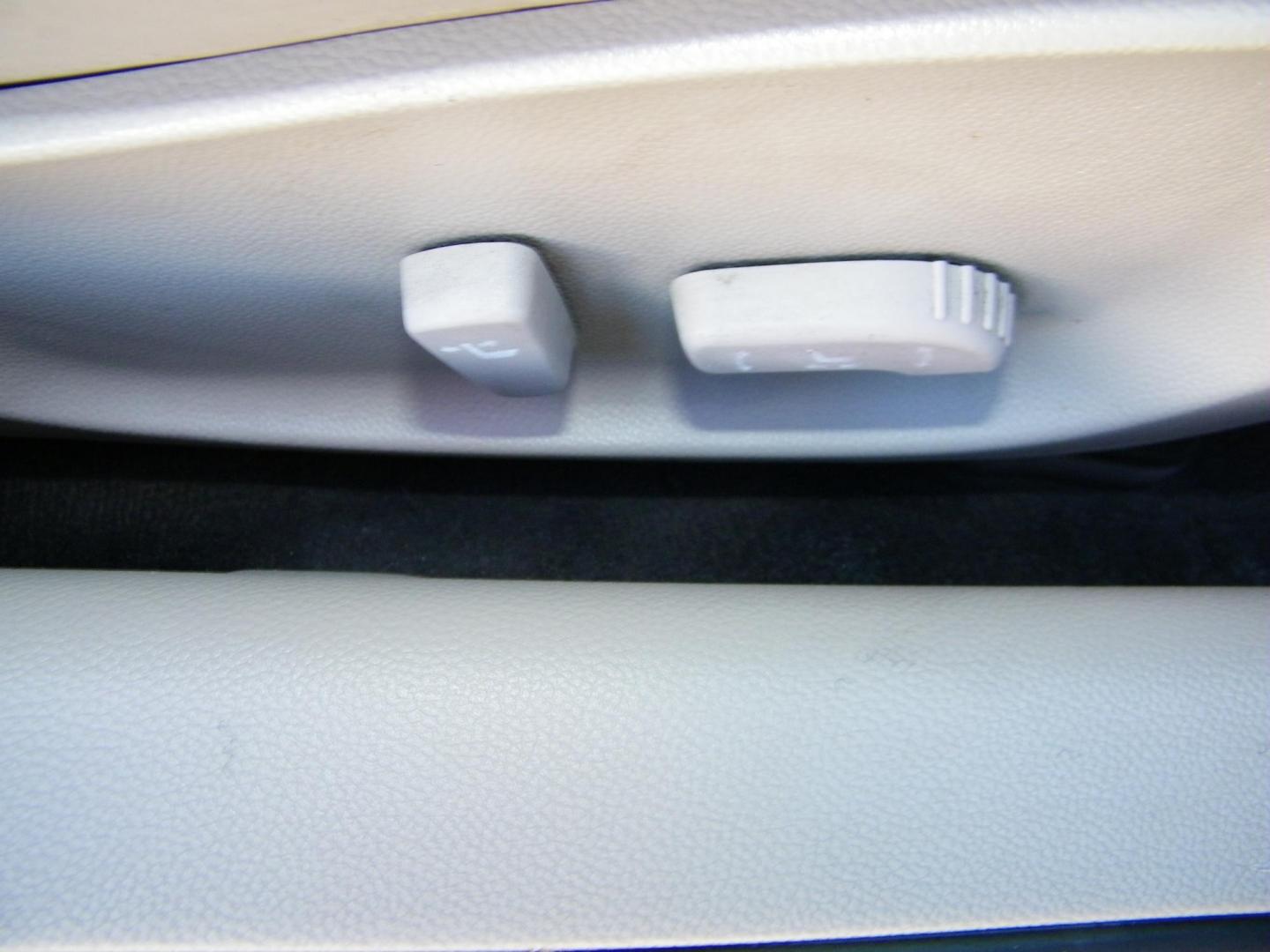 2009 Grey /Grey Infiniti G Sedan G37 (JNKCV61E09M) with an 3.7L V6 DOHC 24V engine, 5-Speed Automatic transmission, located at 4000 Bee Ridge Road, Sarasota, FL, 34233, (941) 926-0300, 27.298664, -82.489151 - Photo#14