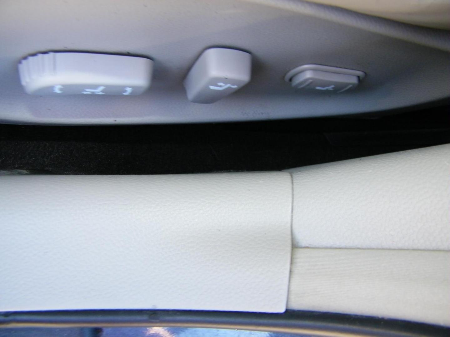 2009 Grey /Grey Infiniti G Sedan G37 (JNKCV61E09M) with an 3.7L V6 DOHC 24V engine, 5-Speed Automatic transmission, located at 4000 Bee Ridge Road, Sarasota, FL, 34233, (941) 926-0300, 27.298664, -82.489151 - Photo#18