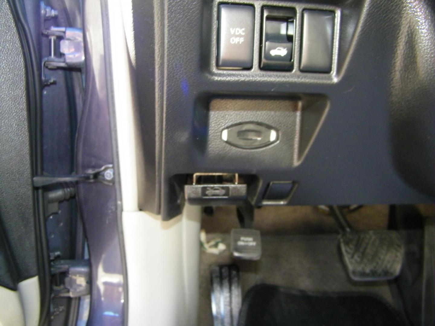 2009 Grey /Grey Infiniti G Sedan G37 (JNKCV61E09M) with an 3.7L V6 DOHC 24V engine, 5-Speed Automatic transmission, located at 4000 Bee Ridge Road, Sarasota, FL, 34233, (941) 926-0300, 27.298664, -82.489151 - Photo#19