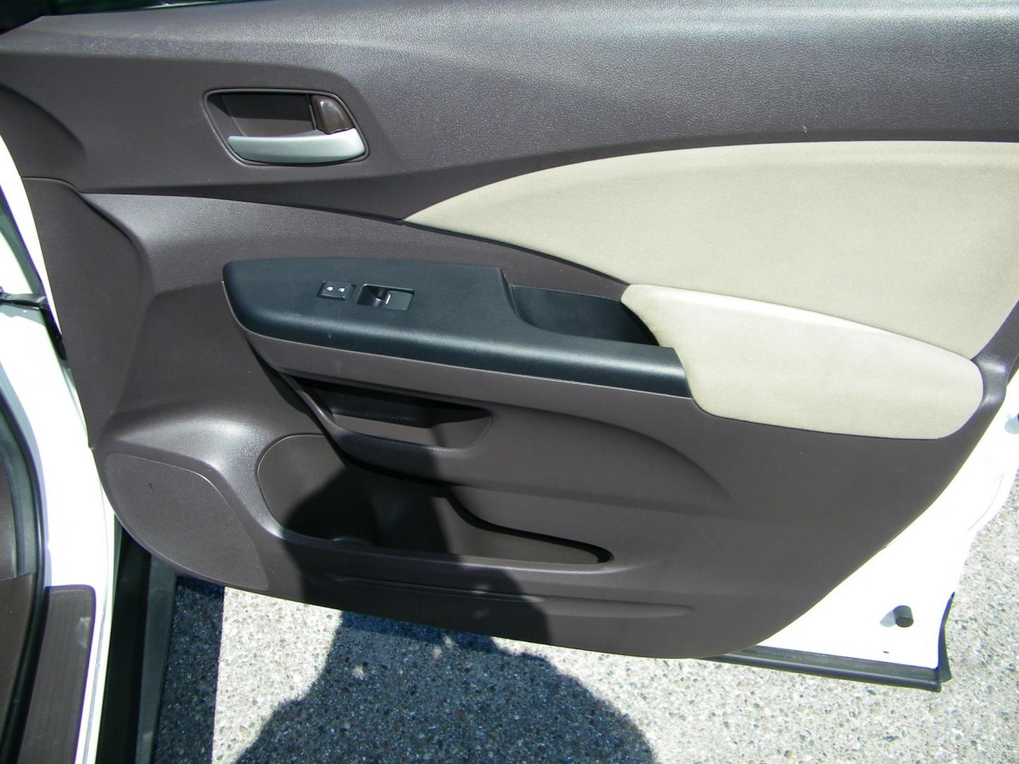 2013 White /Grey Honda CR-V EX 4WD 5-Speed AT (5J6RM4H53DL) with an 2.4L L4 DOHC 16V engine, 5-Speed Automatic transmission, located at 4000 Bee Ridge Road, Sarasota, FL, 34233, (941) 926-0300, 27.298664, -82.489151 - Photo#14