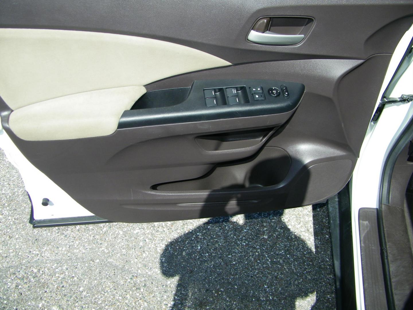 2013 White /Grey Honda CR-V EX 4WD 5-Speed AT (5J6RM4H53DL) with an 2.4L L4 DOHC 16V engine, 5-Speed Automatic transmission, located at 4000 Bee Ridge Road, Sarasota, FL, 34233, (941) 926-0300, 27.298664, -82.489151 - Photo#16