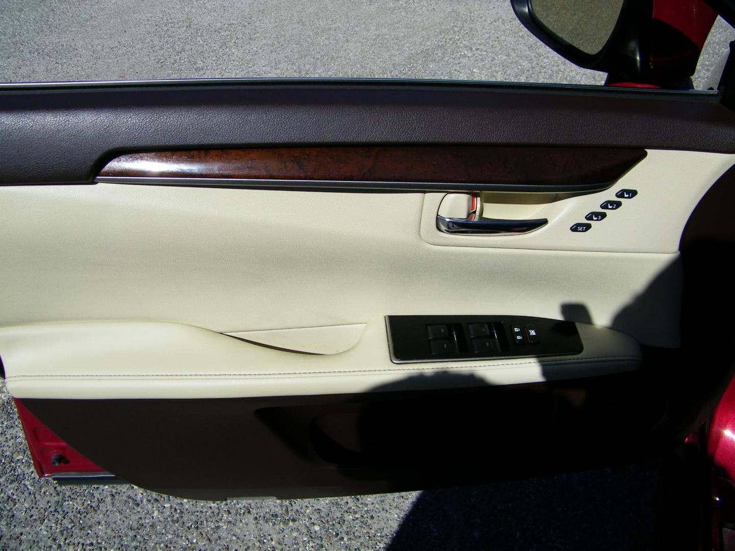 2018 Red /Beige Lexus ES 350 Sedan (58ABK1GG5JU) with an 3.5L V6 DOHC 24V engine, 6A transmission, located at 4000 Bee Ridge Road, Sarasota, FL, 34233, (941) 926-0300, 27.298664, -82.489151 - Photo#17