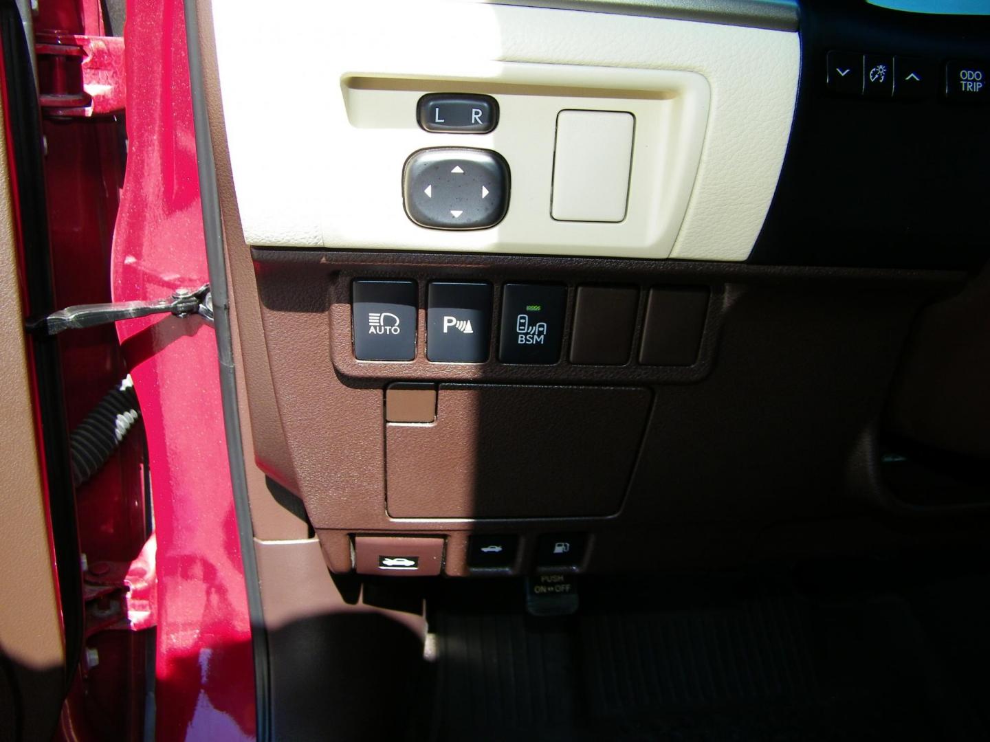 2018 Red /Beige Lexus ES 350 Sedan (58ABK1GG5JU) with an 3.5L V6 DOHC 24V engine, 6A transmission, located at 4000 Bee Ridge Road, Sarasota, FL, 34233, (941) 926-0300, 27.298664, -82.489151 - Photo#19