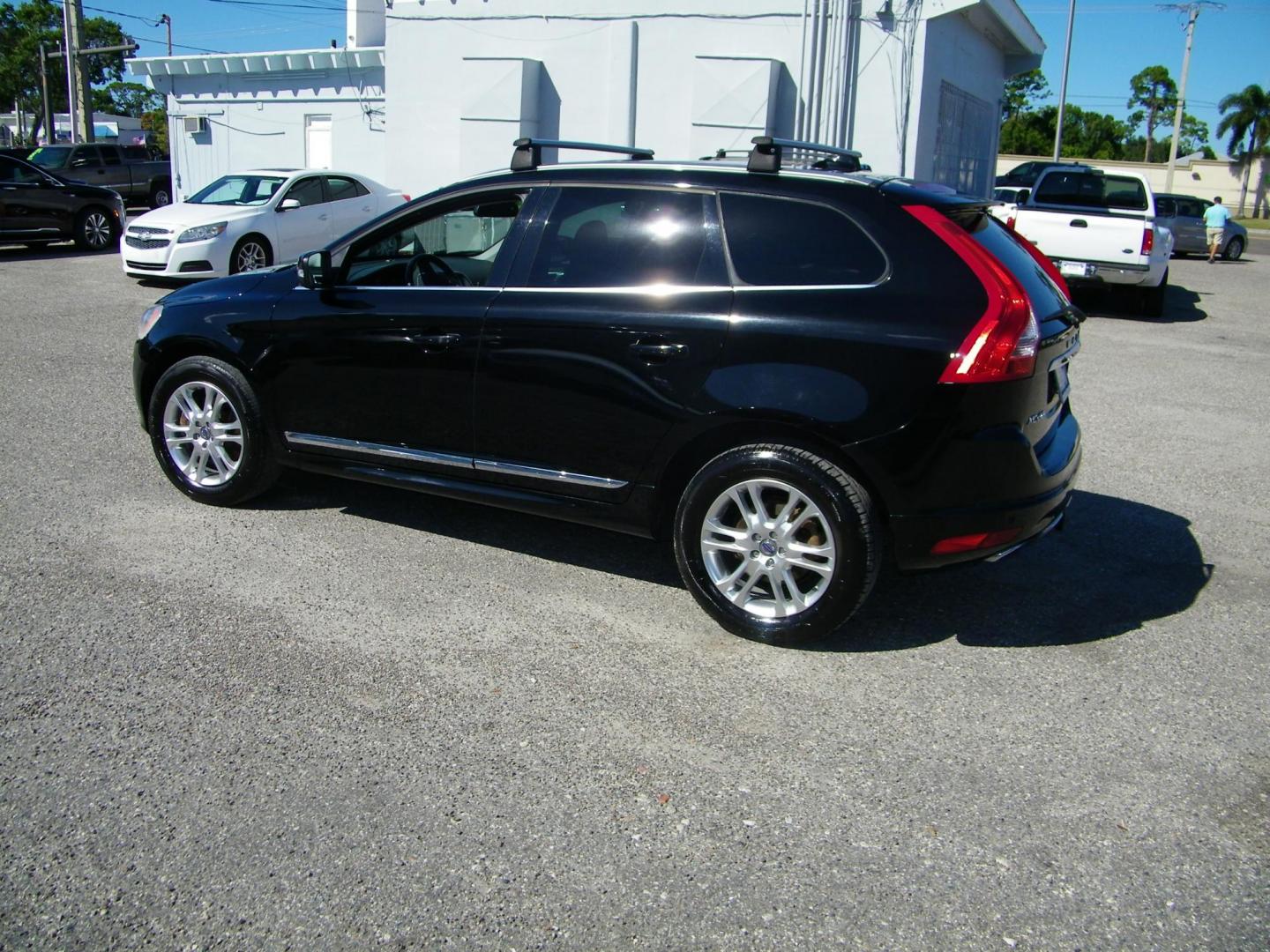 2015 Black /Black Volvo XC60 T6 Drive-E Premier Plus FWD (YV440MDC8F2) with an 2.0L L4 DOHC 16V TURBO engine, 8-Speed Automatic transmission, located at 4000 Bee Ridge Road, Sarasota, FL, 34233, (941) 926-0300, 27.298664, -82.489151 - Photo#3