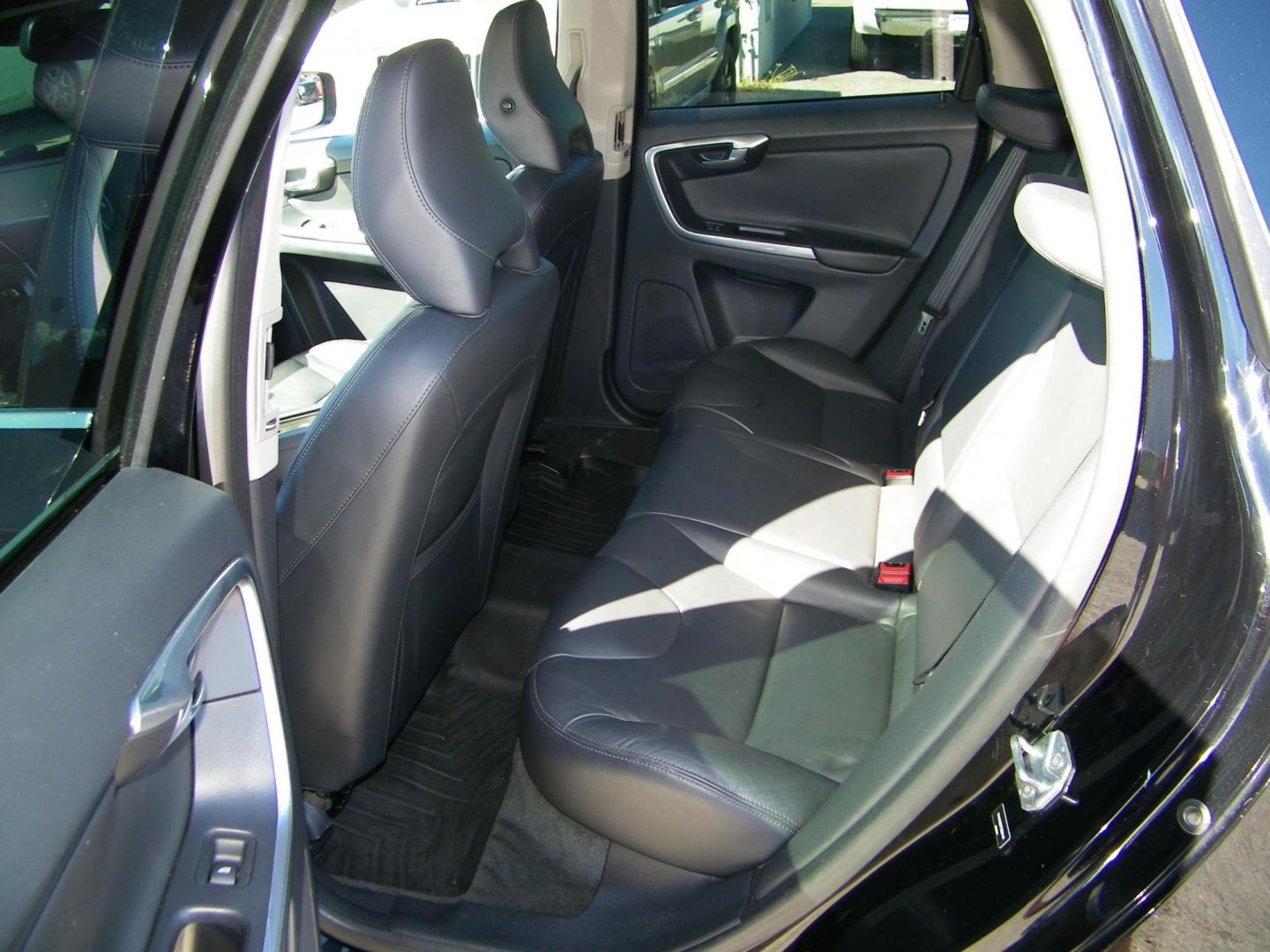 2015 Black /Black Volvo XC60 T6 Drive-E Premier Plus FWD (YV440MDC8F2) with an 2.0L L4 DOHC 16V TURBO engine, 8-Speed Automatic transmission, located at 4000 Bee Ridge Road, Sarasota, FL, 34233, (941) 926-0300, 27.298664, -82.489151 - Photo#11