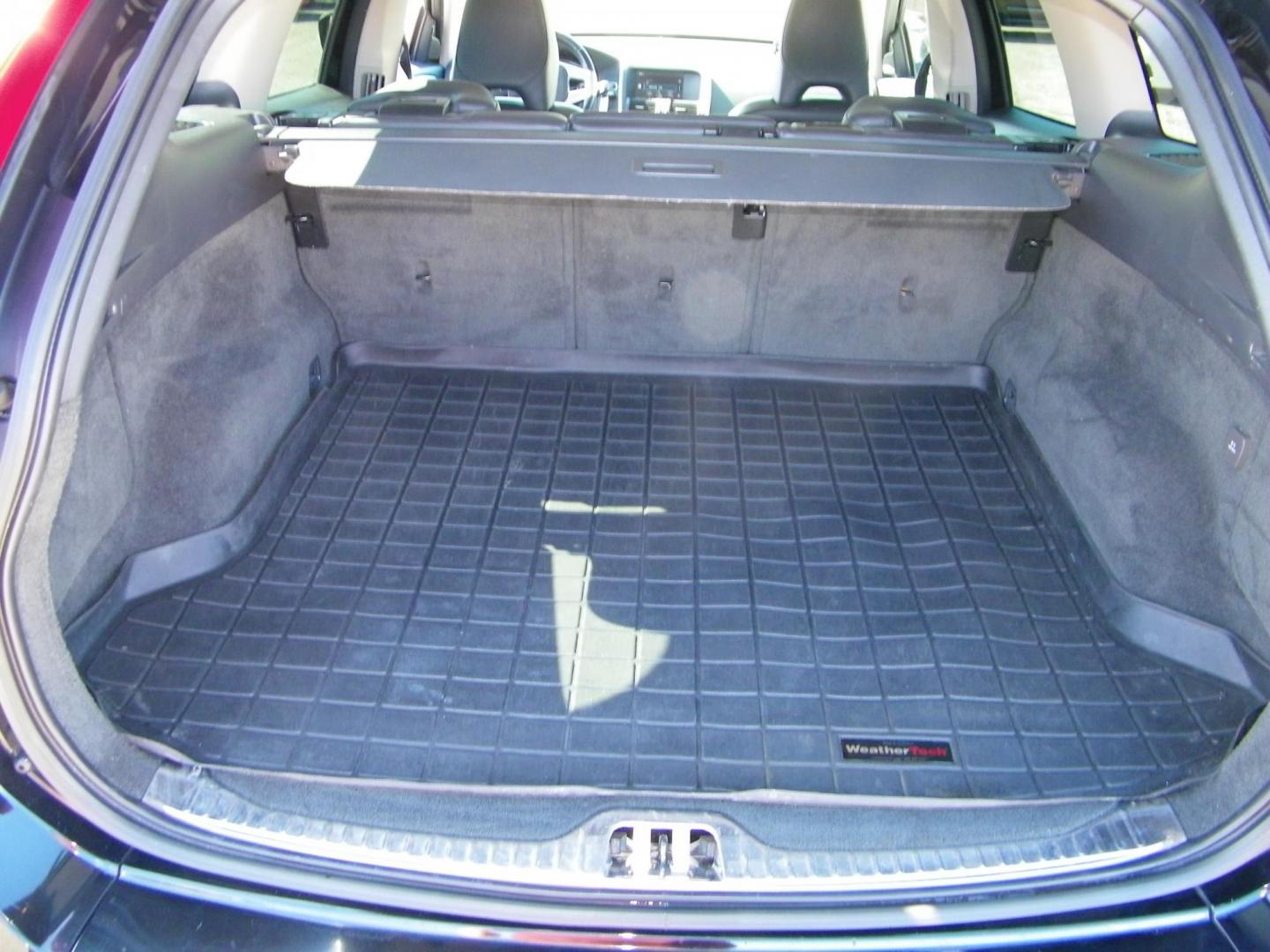 2015 Black /Black Volvo XC60 T6 Drive-E Premier Plus FWD (YV440MDC8F2) with an 2.0L L4 DOHC 16V TURBO engine, 8-Speed Automatic transmission, located at 4000 Bee Ridge Road, Sarasota, FL, 34233, (941) 926-0300, 27.298664, -82.489151 - Photo#12