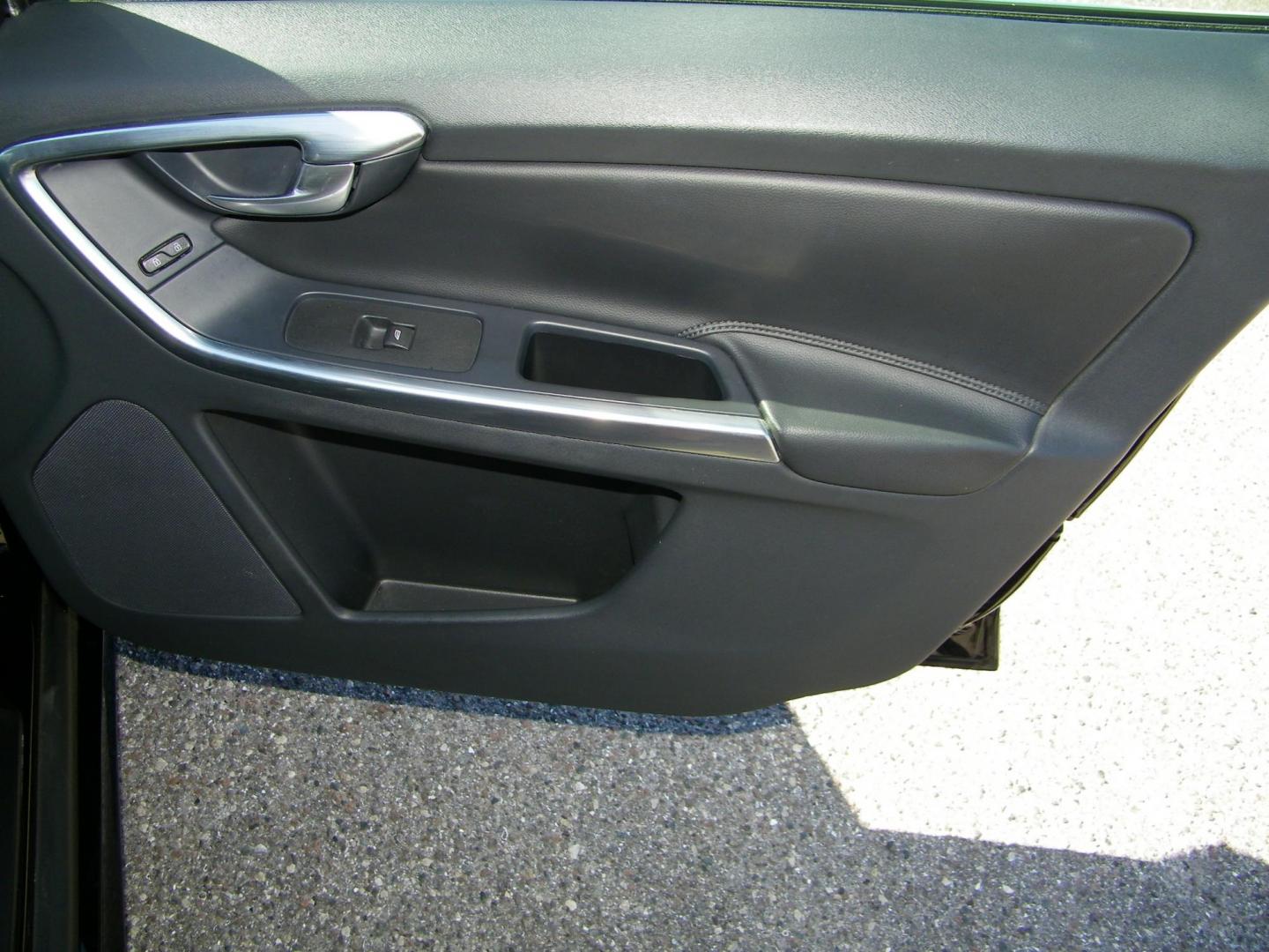 2015 Black /Black Volvo XC60 T6 Drive-E Premier Plus FWD (YV440MDC8F2) with an 2.0L L4 DOHC 16V TURBO engine, 8-Speed Automatic transmission, located at 4000 Bee Ridge Road, Sarasota, FL, 34233, (941) 926-0300, 27.298664, -82.489151 - Photo#15