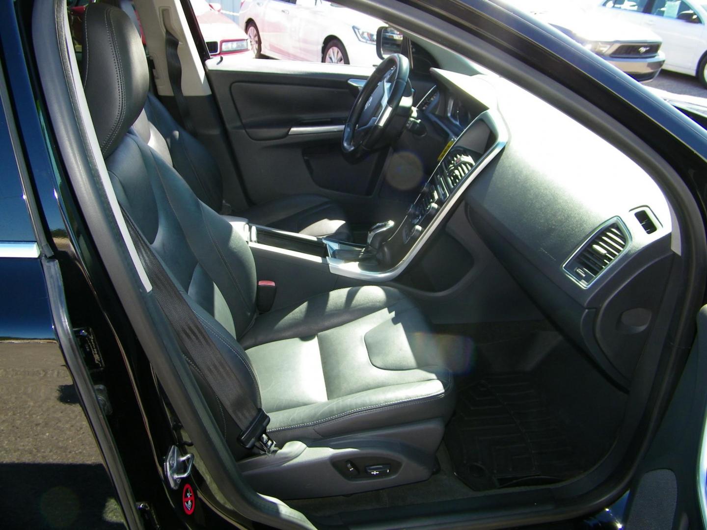 2015 Black /Black Volvo XC60 T6 Drive-E Premier Plus FWD (YV440MDC8F2) with an 2.0L L4 DOHC 16V TURBO engine, 8-Speed Automatic transmission, located at 4000 Bee Ridge Road, Sarasota, FL, 34233, (941) 926-0300, 27.298664, -82.489151 - Photo#17