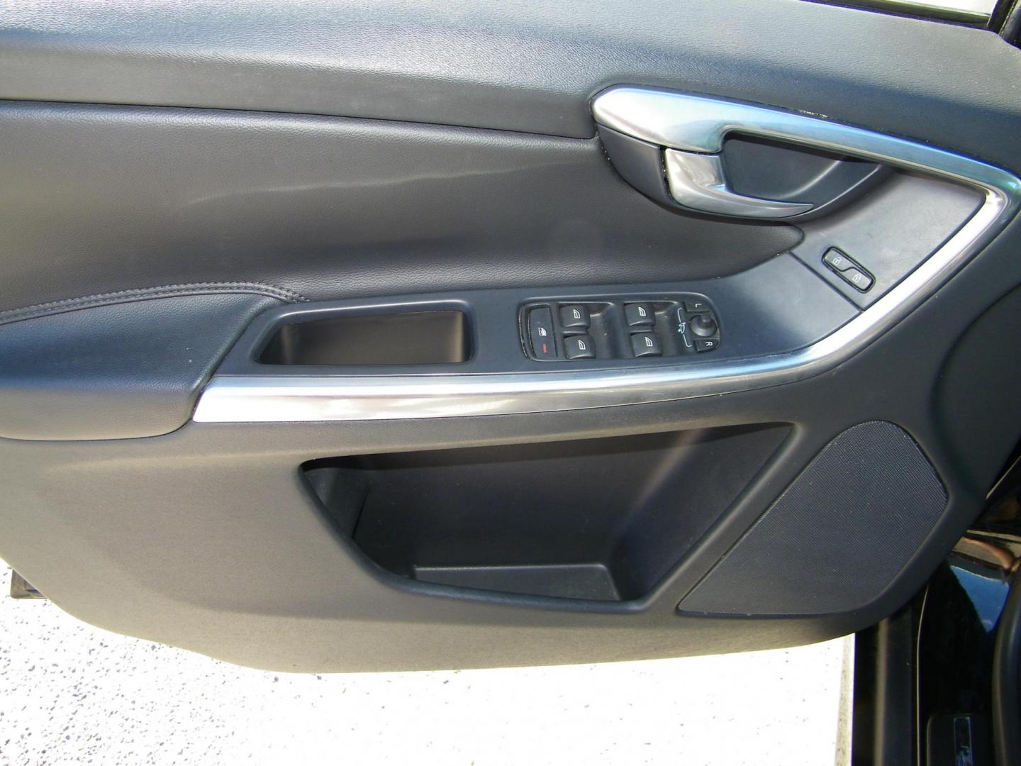 2015 Black /Black Volvo XC60 T6 Drive-E Premier Plus FWD (YV440MDC8F2) with an 2.0L L4 DOHC 16V TURBO engine, 8-Speed Automatic transmission, located at 4000 Bee Ridge Road, Sarasota, FL, 34233, (941) 926-0300, 27.298664, -82.489151 - Photo#19