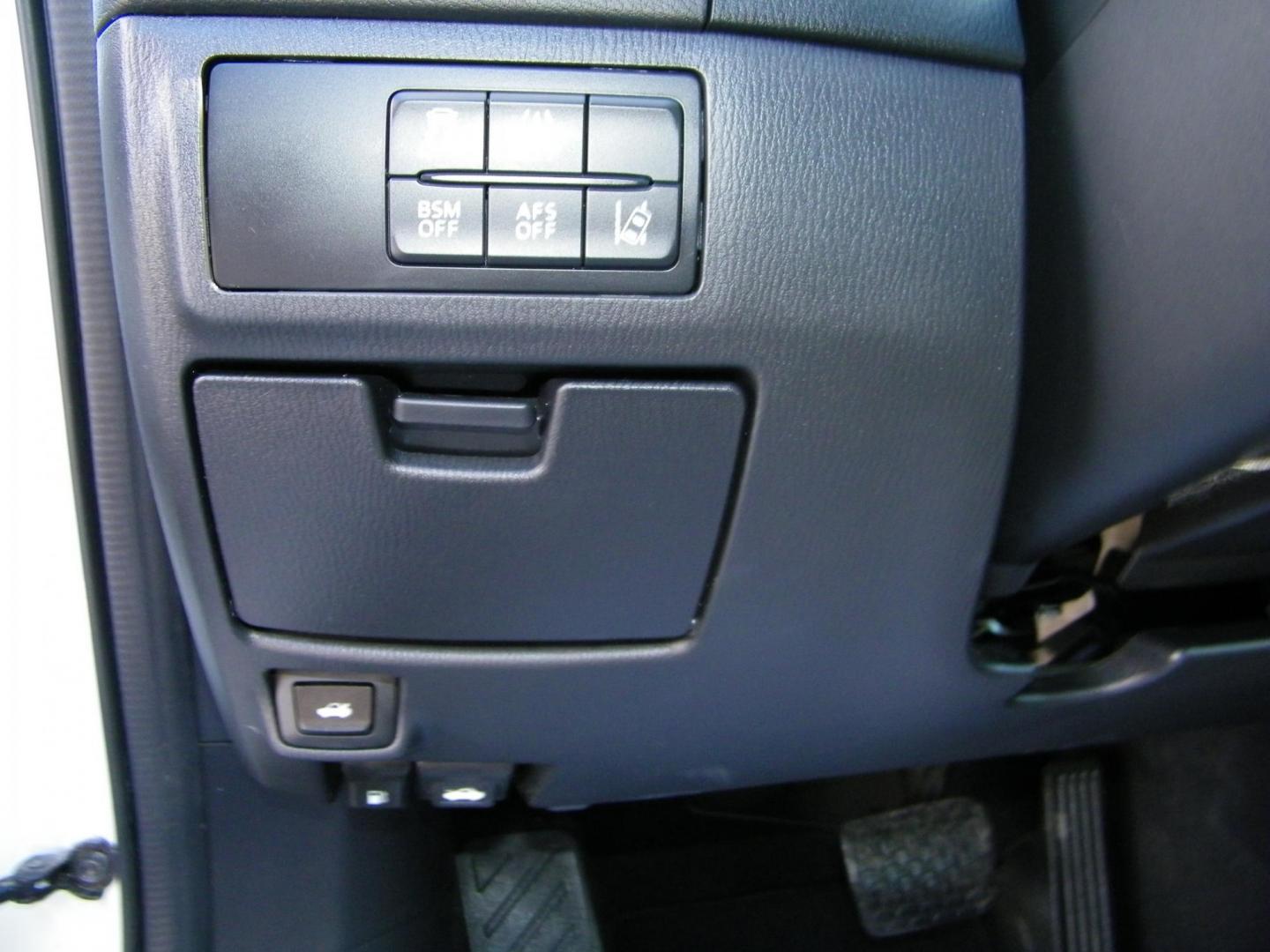 2014 WHITE /Tan Mazda Mazda6 i Grand Touring (JM1GJ1W69E1) with an 2.5L L4 DOHC 16V engine, 6-Speed Automatic transmission, located at 4000 Bee Ridge Road, Sarasota, FL, 34233, (941) 926-0300, 27.298664, -82.489151 - Photo#19