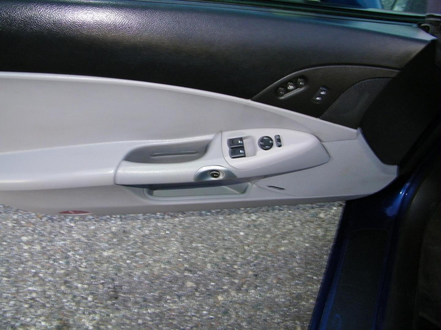 2005 Blue /Beige Chevrolet Corvette Coupe (1G1YY24U955) with an 6.0L V8 OHV 16V engine, Automatic transmission, located at 4000 Bee Ridge Road, Sarasota, FL, 34233, (941) 926-0300, 27.298664, -82.489151 - Photo#10