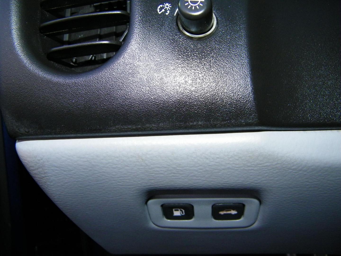 2005 Blue /Beige Chevrolet Corvette Coupe (1G1YY24U955) with an 6.0L V8 OHV 16V engine, Automatic transmission, located at 4000 Bee Ridge Road, Sarasota, FL, 34233, (941) 926-0300, 27.298664, -82.489151 - Photo#21