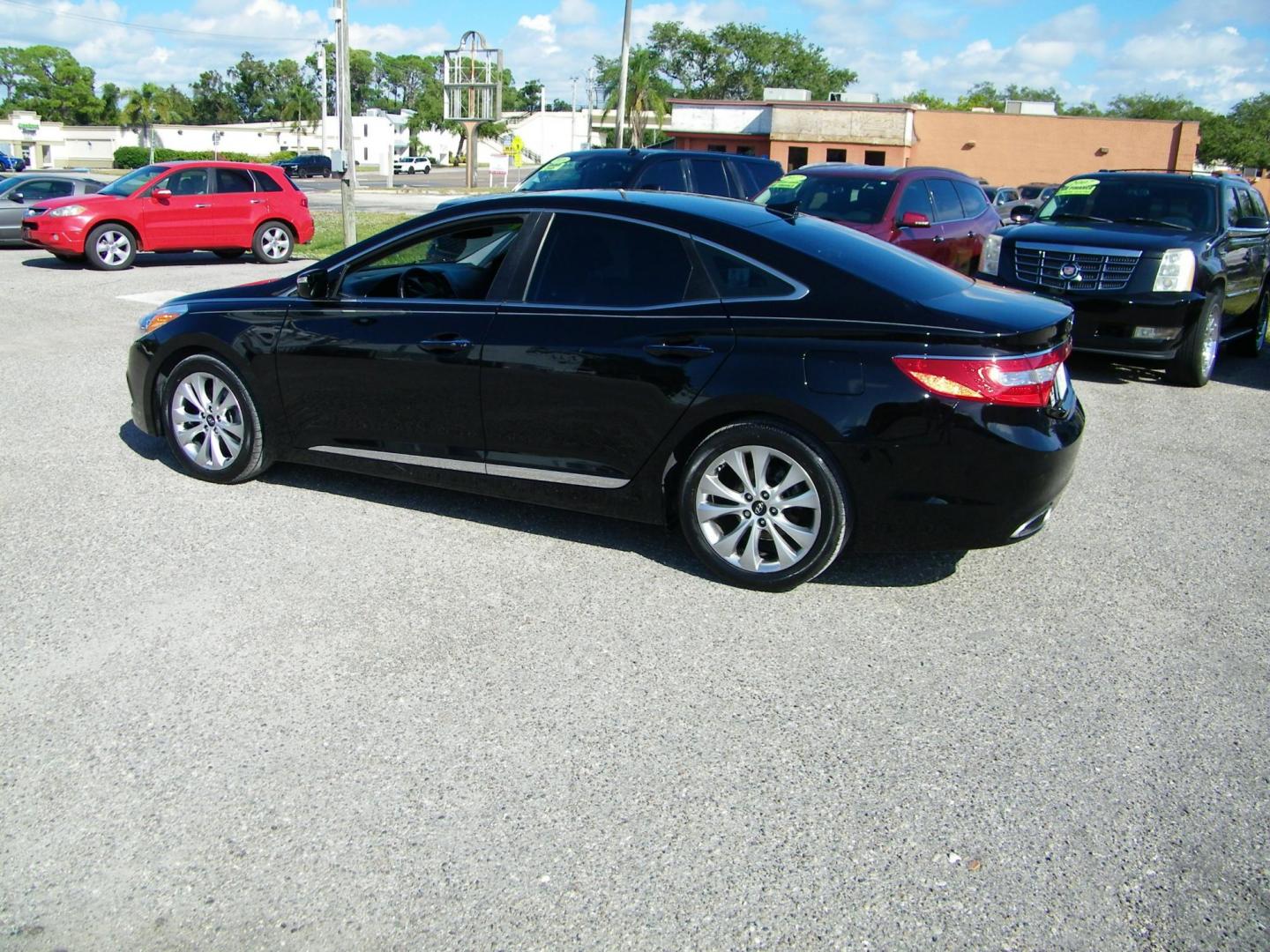 2014 Black /Black Hyundai Azera Limited (KMHFH4JG7EA) with an 3.3L V6 DOHC 24V engine, 6-Speed Automatic transmission, located at 4000 Bee Ridge Road, Sarasota, FL, 34233, (941) 926-0300, 27.298664, -82.489151 - Photo#3