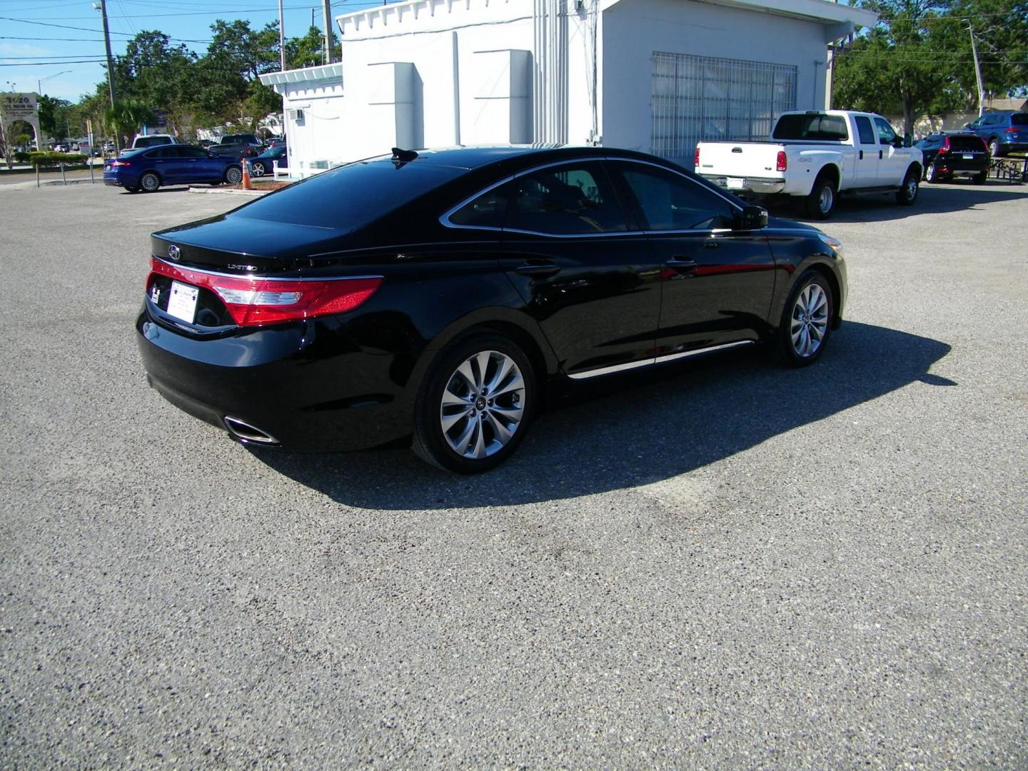 2014 Black /Black Hyundai Azera Limited (KMHFH4JG7EA) with an 3.3L V6 DOHC 24V engine, 6-Speed Automatic transmission, located at 4000 Bee Ridge Road, Sarasota, FL, 34233, (941) 926-0300, 27.298664, -82.489151 - Photo#5