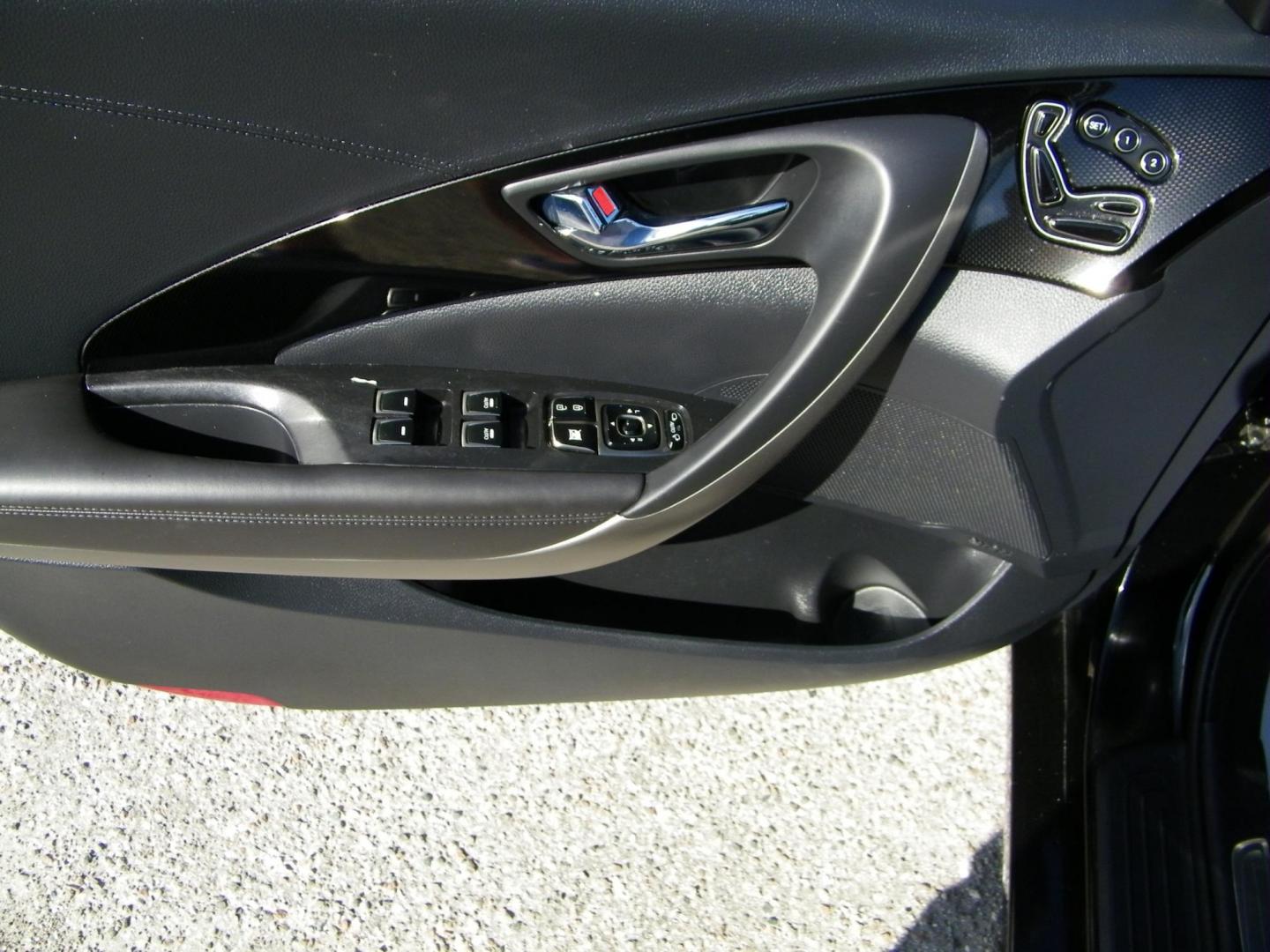 2014 Black /Black Hyundai Azera Limited (KMHFH4JG7EA) with an 3.3L V6 DOHC 24V engine, 6-Speed Automatic transmission, located at 4000 Bee Ridge Road, Sarasota, FL, 34233, (941) 926-0300, 27.298664, -82.489151 - Photo#15