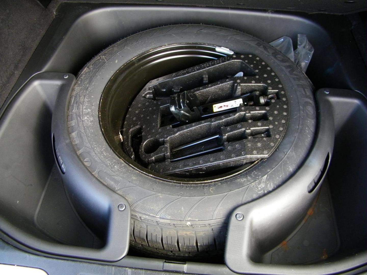 2016 Red /Black Jeep Grand Cherokee Overland 4WD (1C4RJFCG8GC) with an 3.6L V6 DOHC 24V engine, 8A transmission, located at 4000 Bee Ridge Road, Sarasota, FL, 34233, (941) 926-0300, 27.298664, -82.489151 - Photo#12