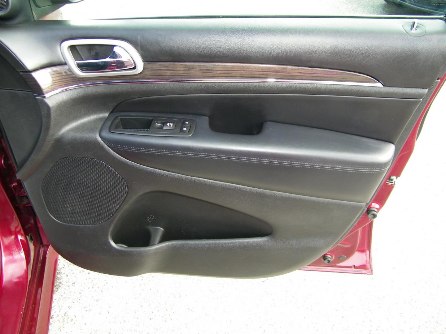 2016 Red /Black Jeep Grand Cherokee Overland 4WD (1C4RJFCG8GC) with an 3.6L V6 DOHC 24V engine, 8A transmission, located at 4000 Bee Ridge Road, Sarasota, FL, 34233, (941) 926-0300, 27.298664, -82.489151 - Photo#17