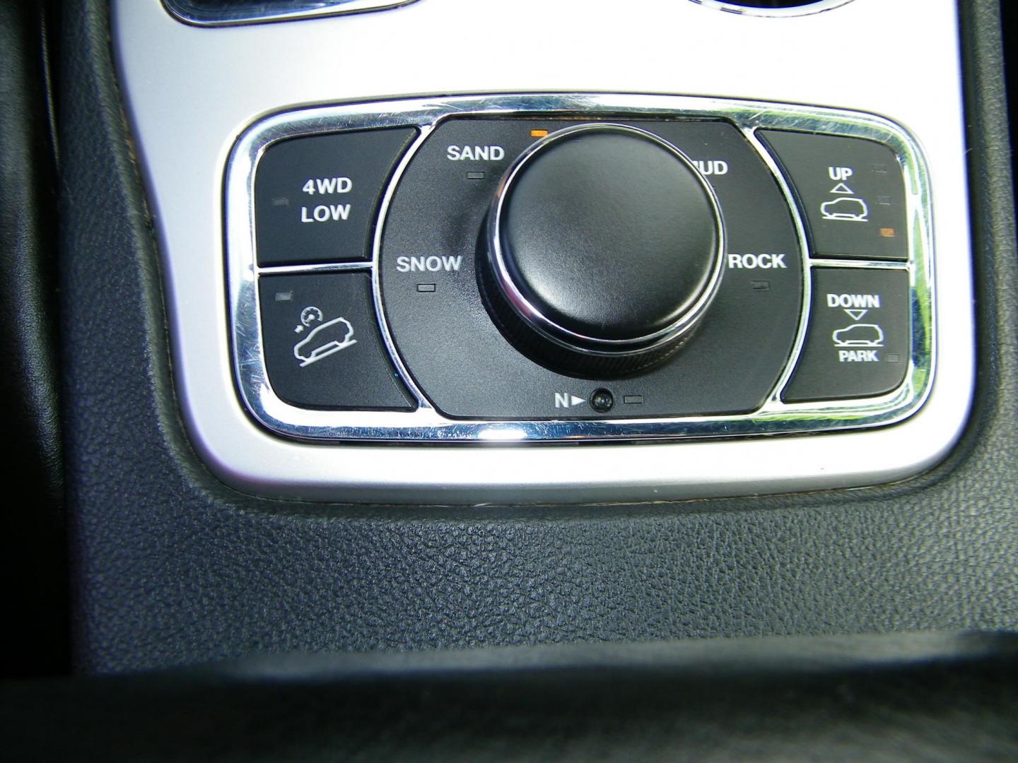 2016 Red /Black Jeep Grand Cherokee Overland 4WD (1C4RJFCG8GC) with an 3.6L V6 DOHC 24V engine, 8A transmission, located at 4000 Bee Ridge Road, Sarasota, FL, 34233, (941) 926-0300, 27.298664, -82.489151 - Photo#26