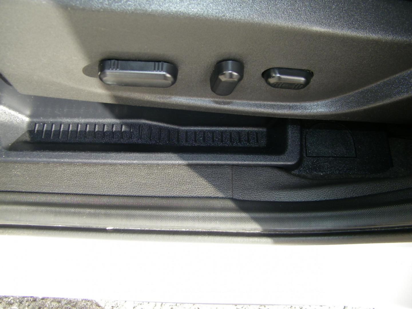 2017 WHITE /Black Ford Escape Titanium 4WD (1FMCU9J98HU) with an 2.0L L4 DOHC 16V engine, 6A transmission, located at 4000 Bee Ridge Road, Sarasota, FL, 34233, (941) 926-0300, 27.298664, -82.489151 - Photo#20