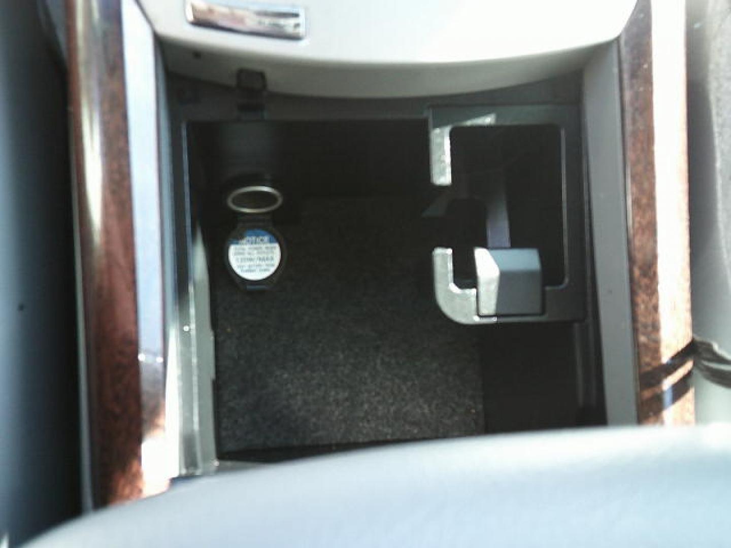 2008 Blue /Beige Toyota Avalon Limited (4T1BK36B18U) with an 3.5L V6 DOHC 24V engine, 6-Speed Automatic Overdrive transmission, located at 4000 Bee Ridge Road, Sarasota, FL, 34233, (941) 926-0300, 27.298664, -82.489151 - Photo#17