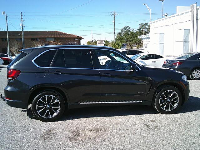 2017 Gray /Black BMW X5 xDrive35i (5UXKR0C55H0) with an 3.0L L6 DOHC 24V engine, 8A transmission, located at 4000 Bee Ridge Road, Sarasota, FL, 34233, (941) 926-0300, 27.298664, -82.489151 - Photo#6