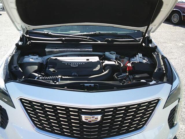 2021 White /Beige Cadillac XT4 Premium Luxury (1GYFZCR40MF) with an 2.0L L4 DOHC 16V engine, 9A transmission, located at 4000 Bee Ridge Road, Sarasota, FL, 34233, (941) 926-0300, 27.298664, -82.489151 - Photo#8